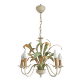 Chandelier en métal vintage français crème à 5 lumières avec feuilles vertes et pêches.