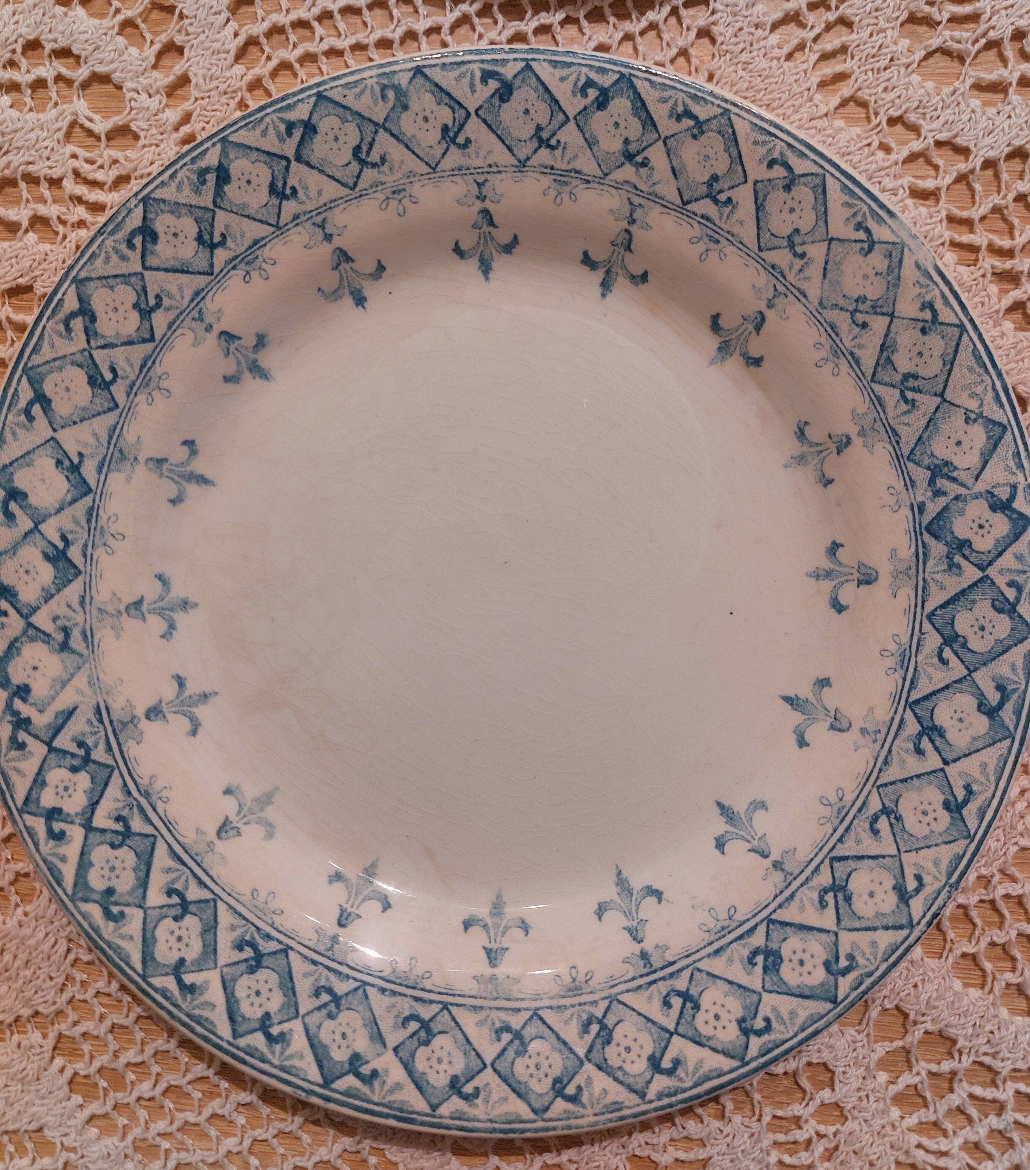 Set of 12 ironstone plates model "Andrée", Creil and Montereau, 23cm