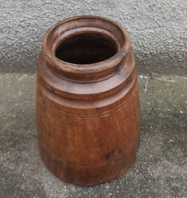 Grand pot ancien en bois