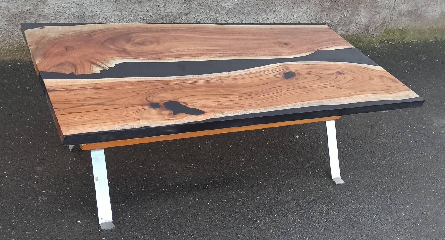 Coffee table in wood and black resin