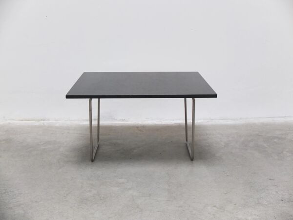 Table basse rare 'Bachelor' par Verner Panton pour Fritz Hansen, années 1950.