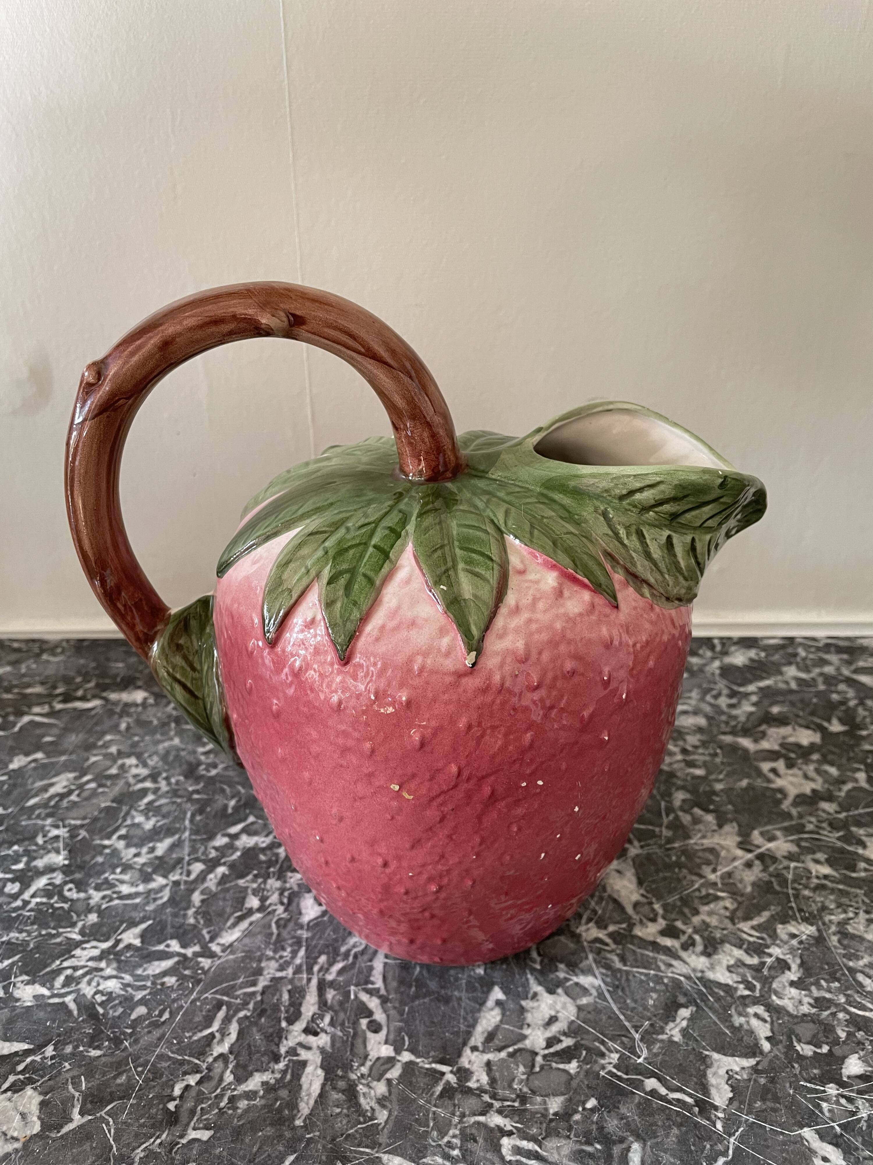 Strawberry-shaped slurry pitcher