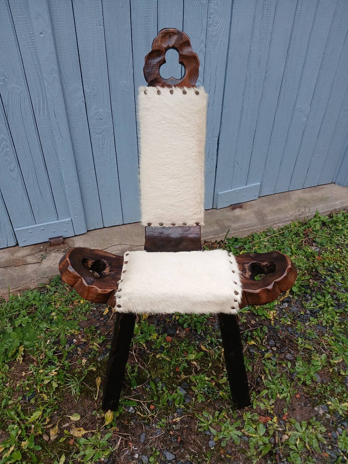Tripod chair/stool in wood and goatskin