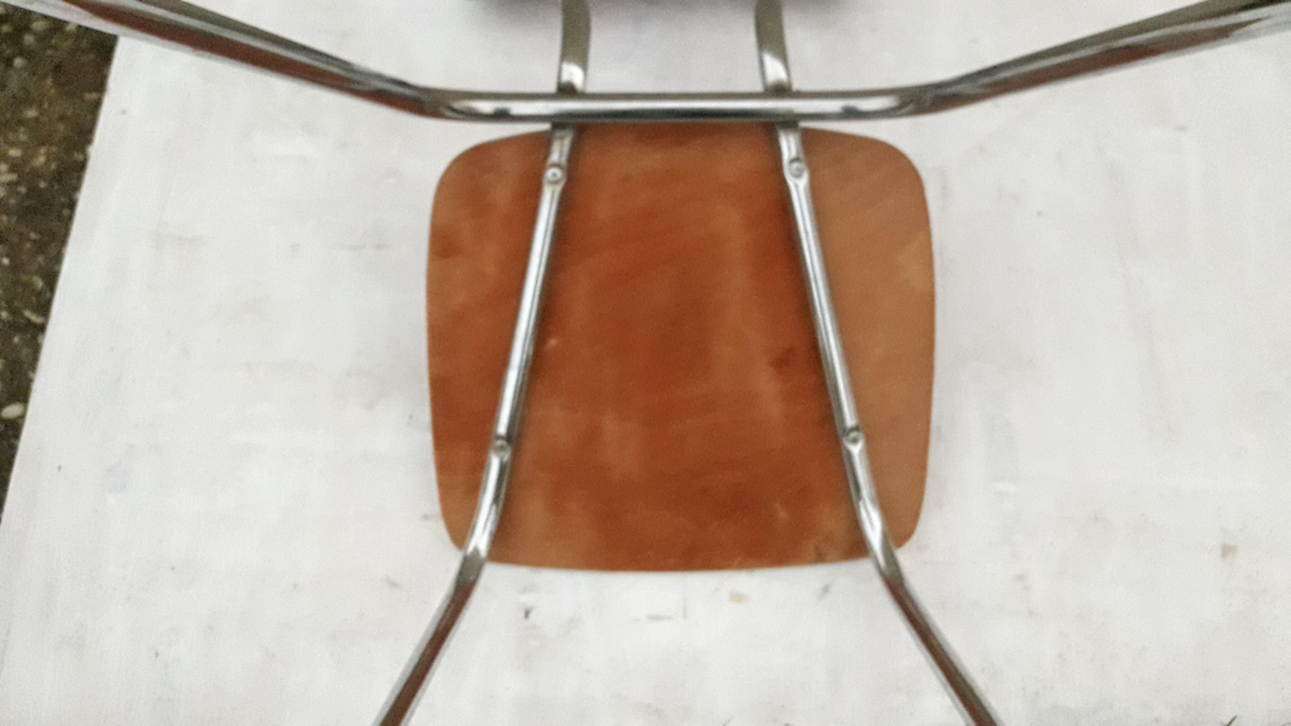 2 chaises en formica marron