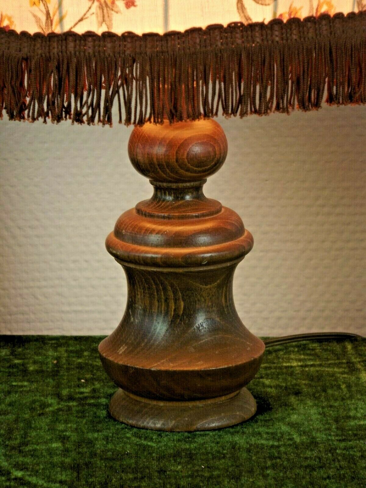 Lampe en bois vintage français tourné avec abat-jour à franges en tissu floral 3176