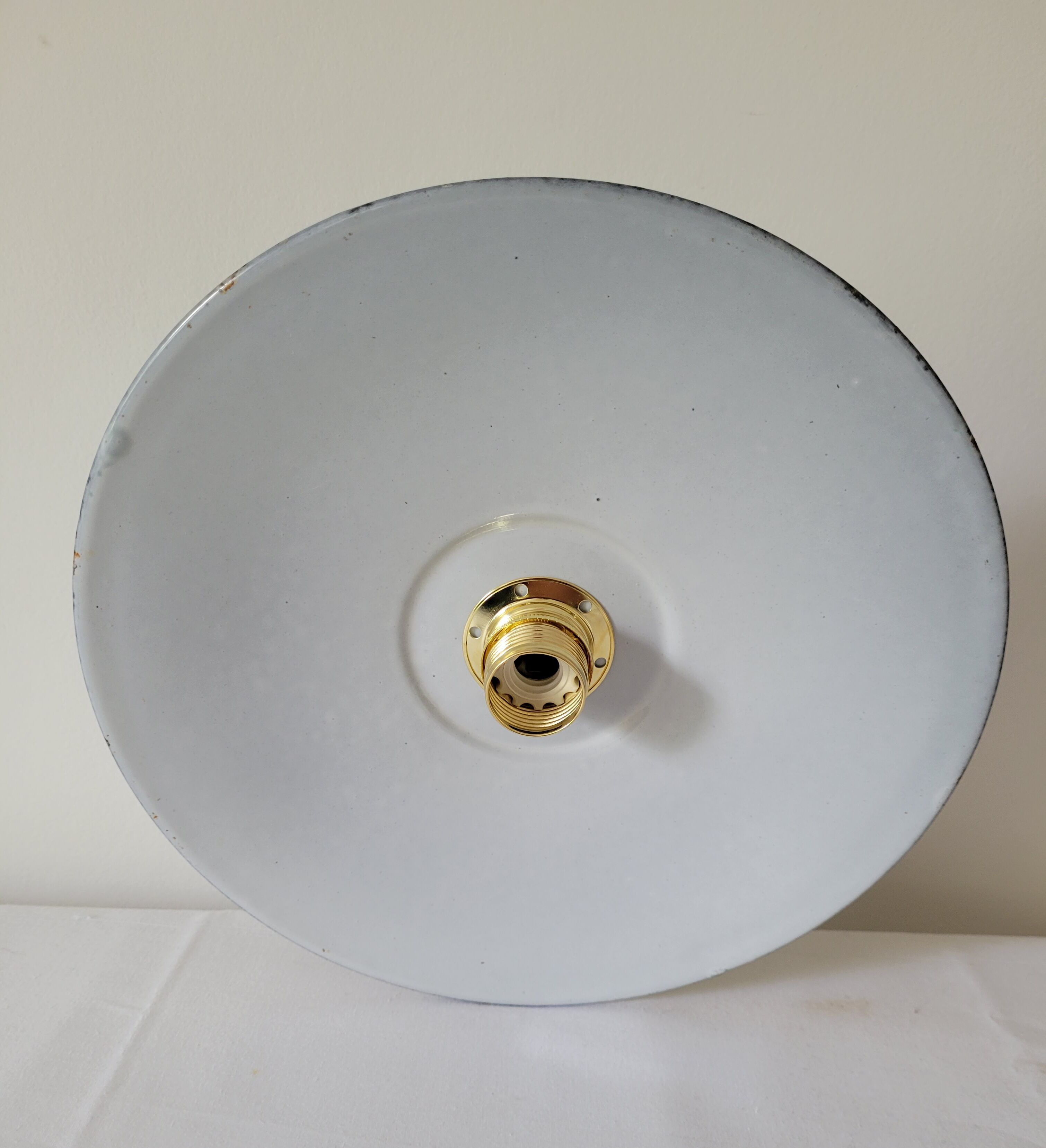 Otientable brass wall lamp and enamelled sheet metal