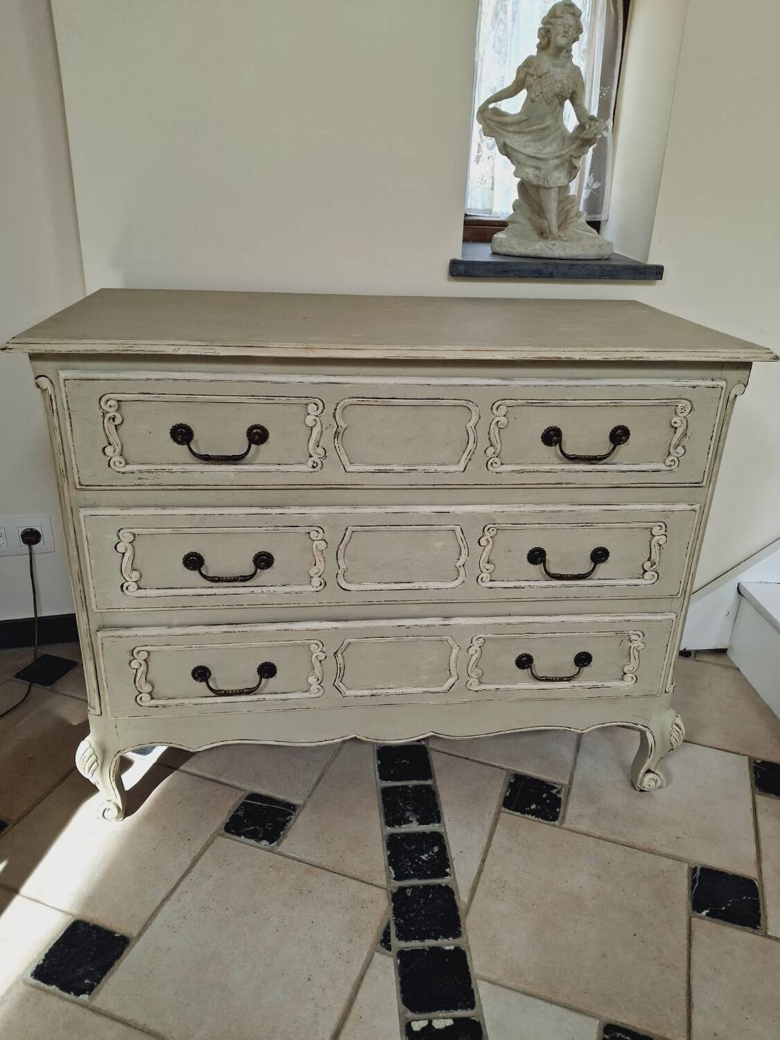 Distressed chest of drawers