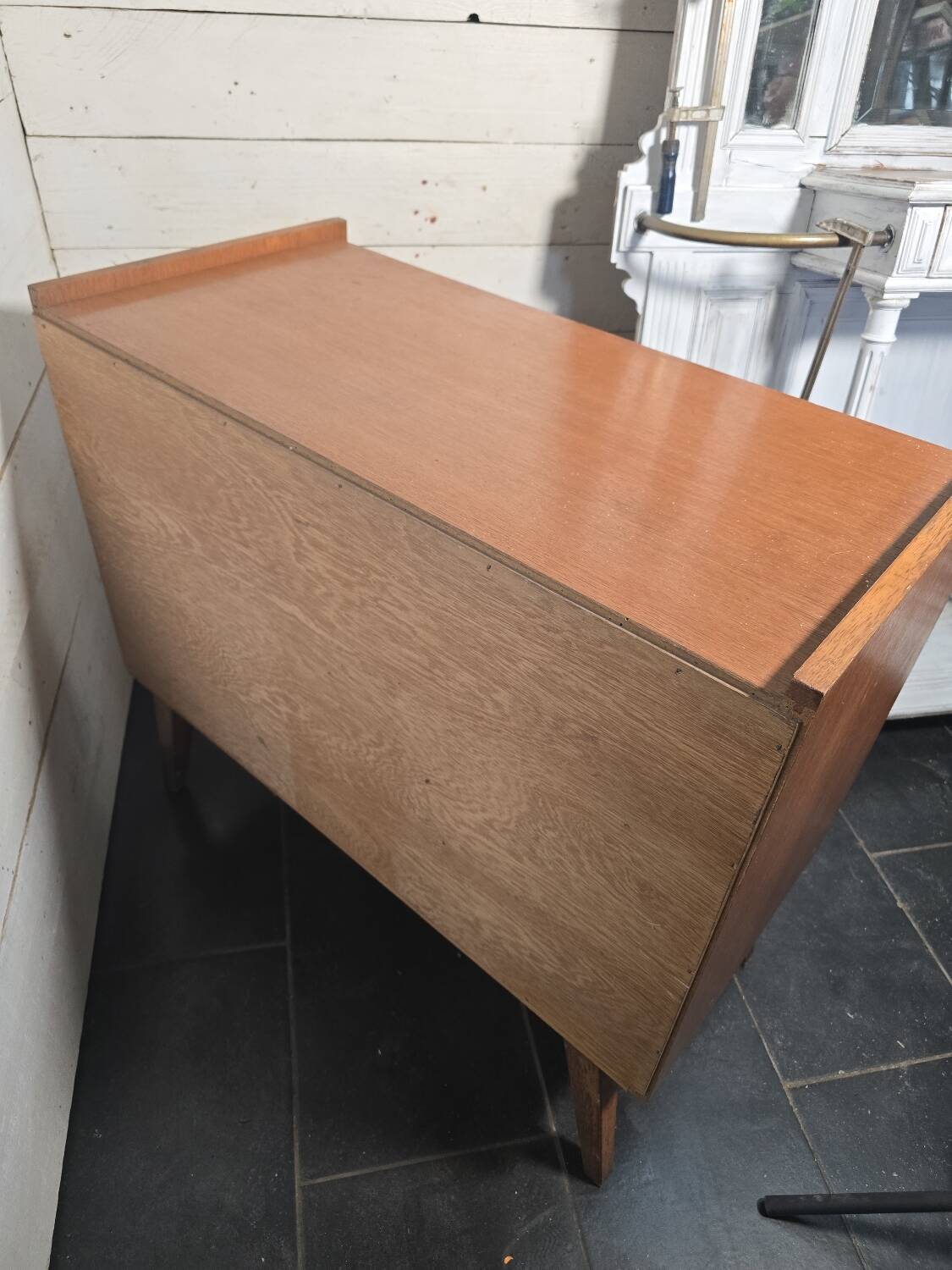 Vintage chest of drawers in oak and rattan from the 1960s.