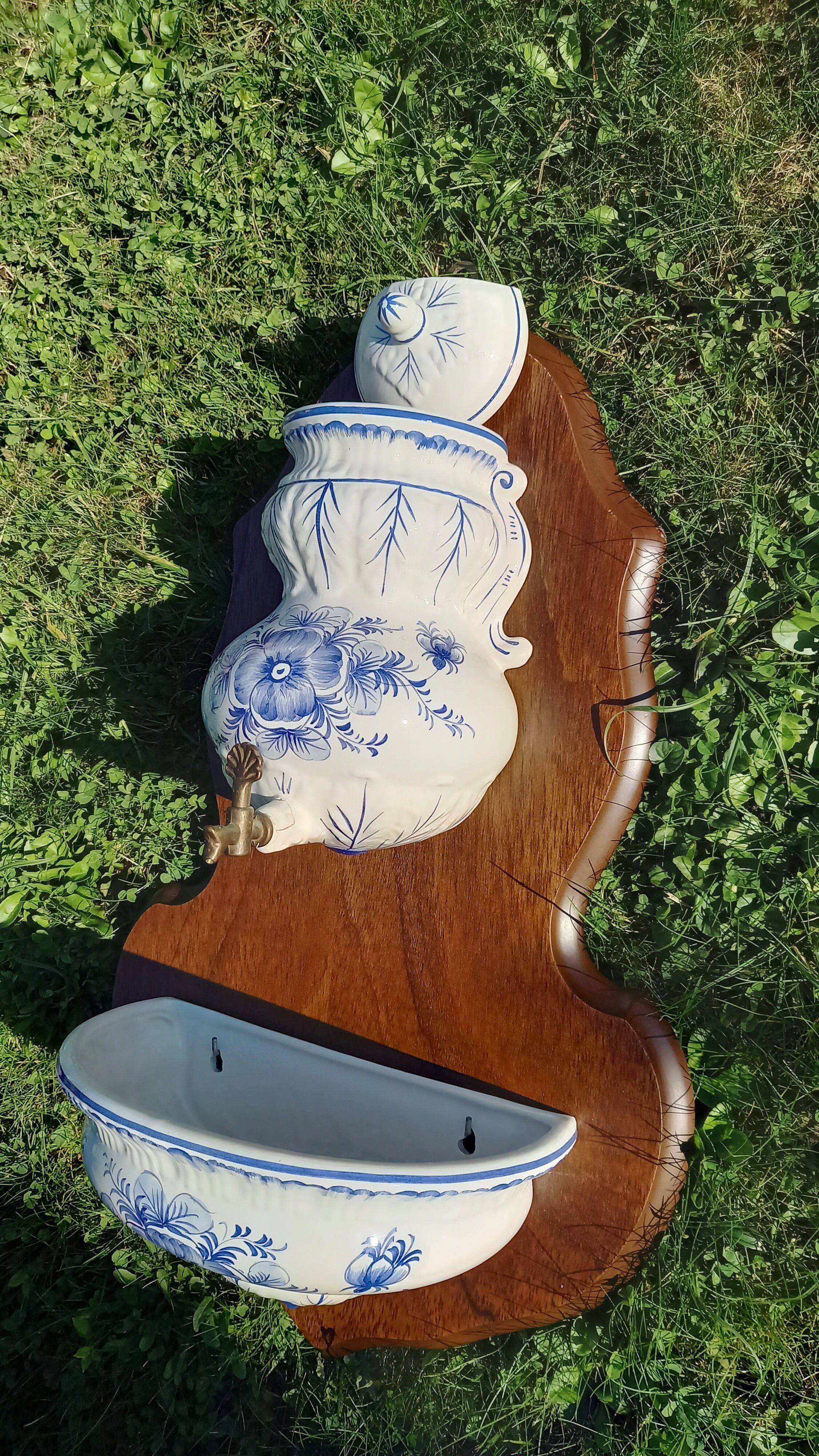 Decorated porcelain fountain