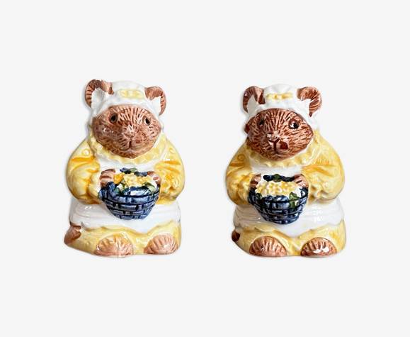 Salières et poivrières de souris souris de campagne en céramique avec des paniers de fleurs