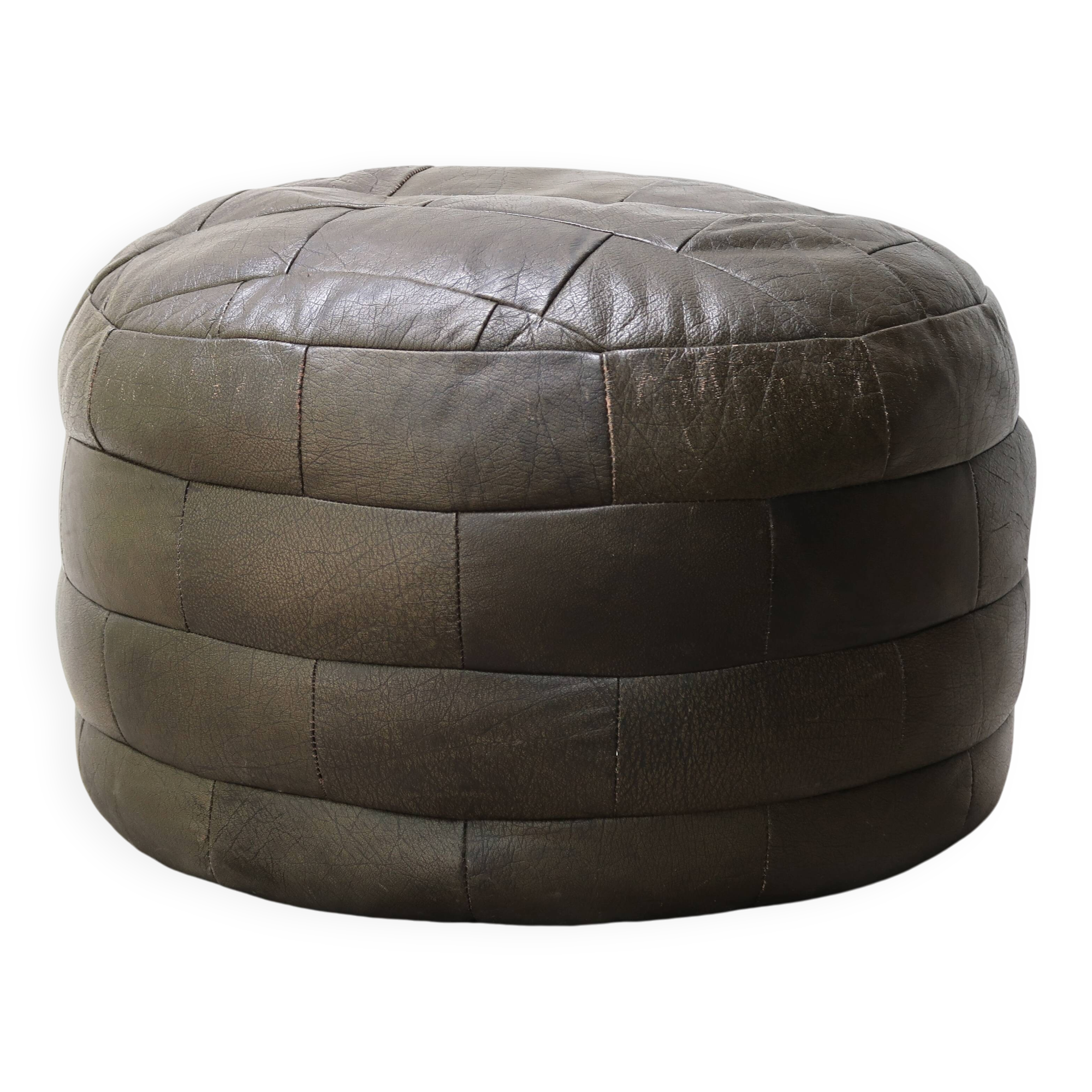 Round De Sede pouf in brown leather patchwork, 1970s.