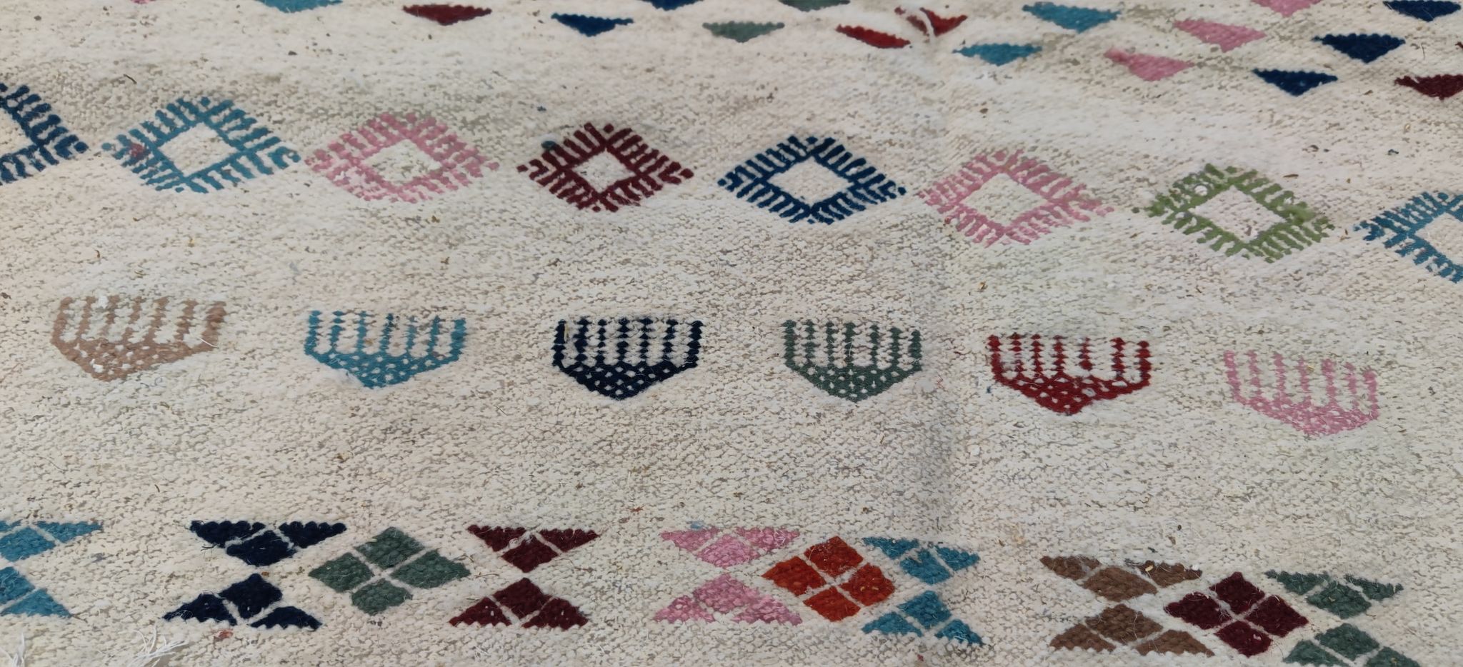 Tapis margoum blanc à motifs berbères multicolores