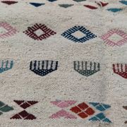 Tapis margoum blanc à motifs berbères multicolores