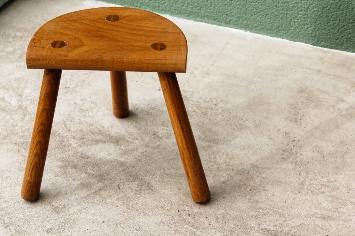 Tripod cowherd stool