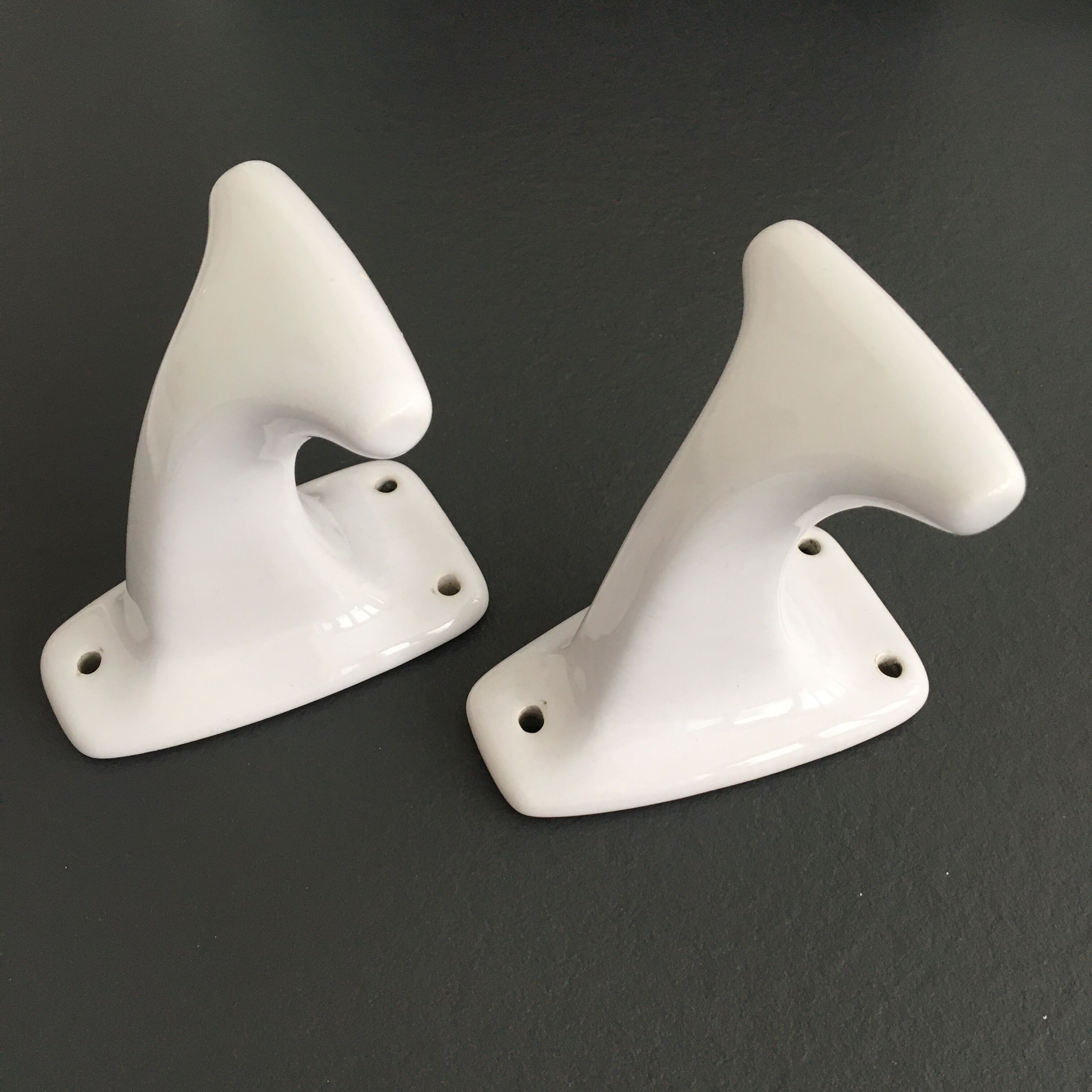 Paire de patères en porcelaine blanche rétro