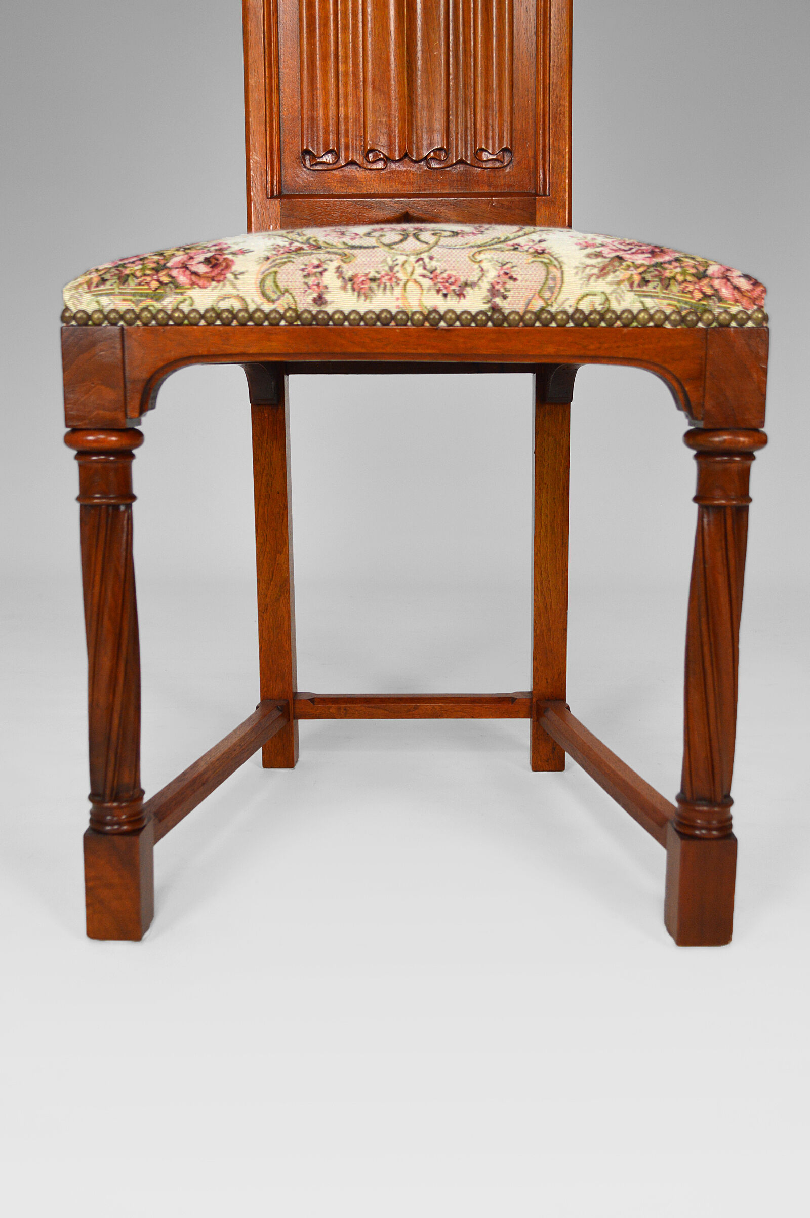 Pair of neo-Gothic chairs in Carved Walnut circa 1890