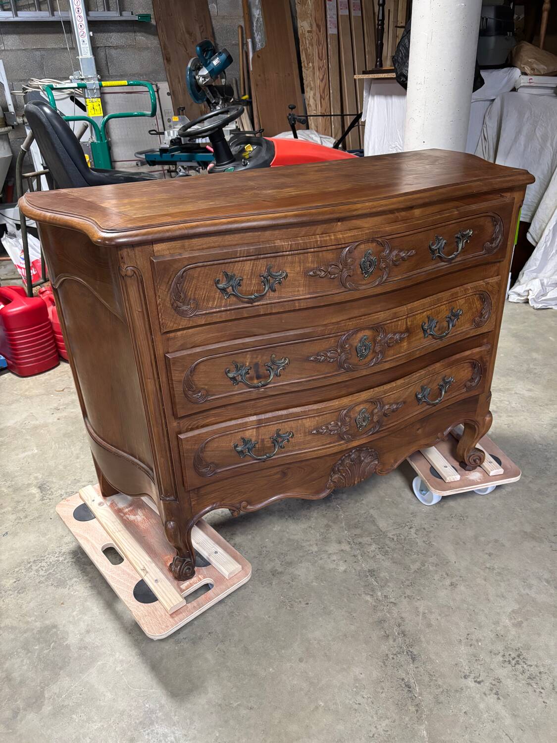 Walnut chest of drawers