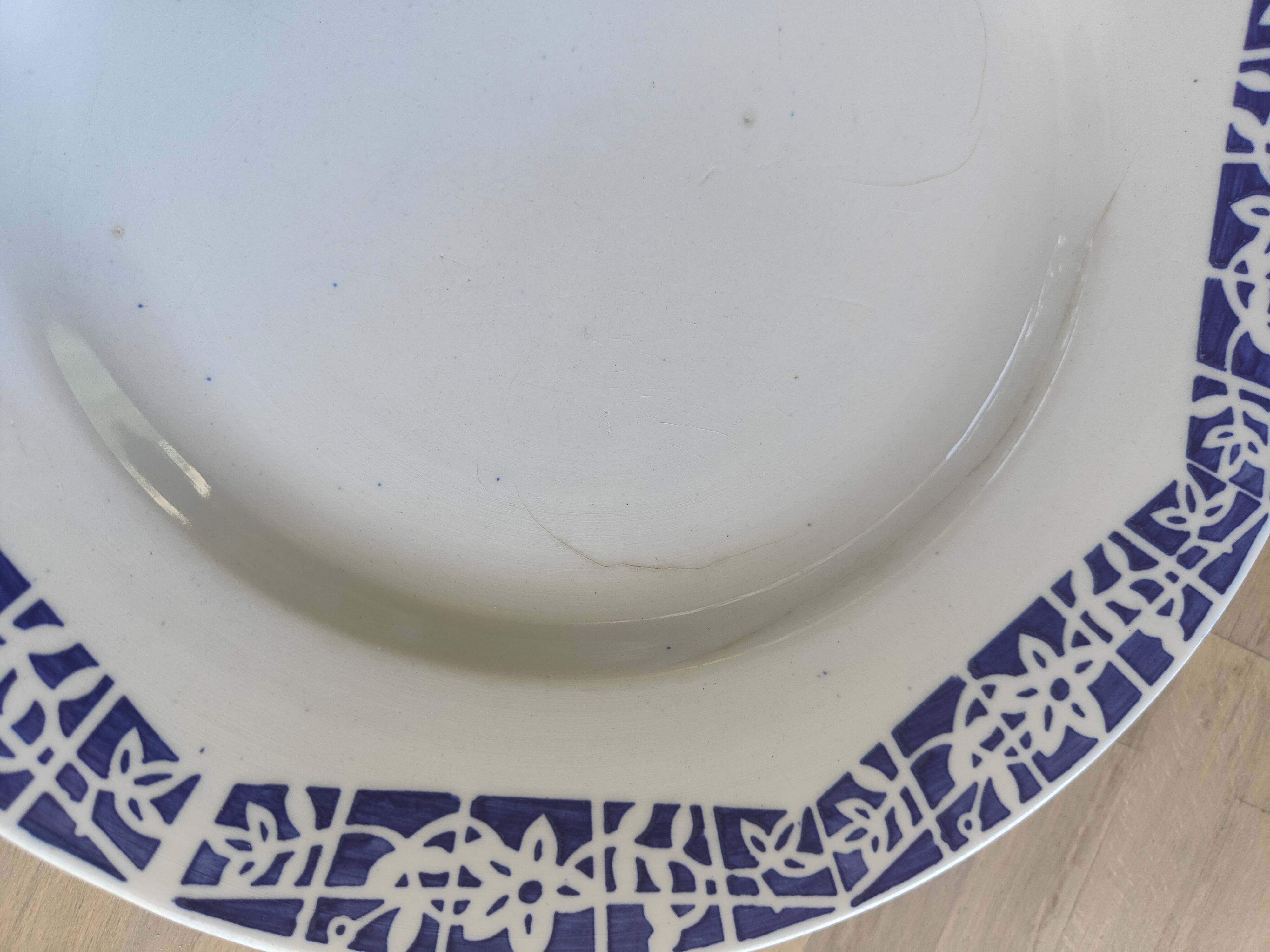 Set of 3 iron earth flat plates Faïencerie Niderviller. Blue and white “Art Deco” decor.