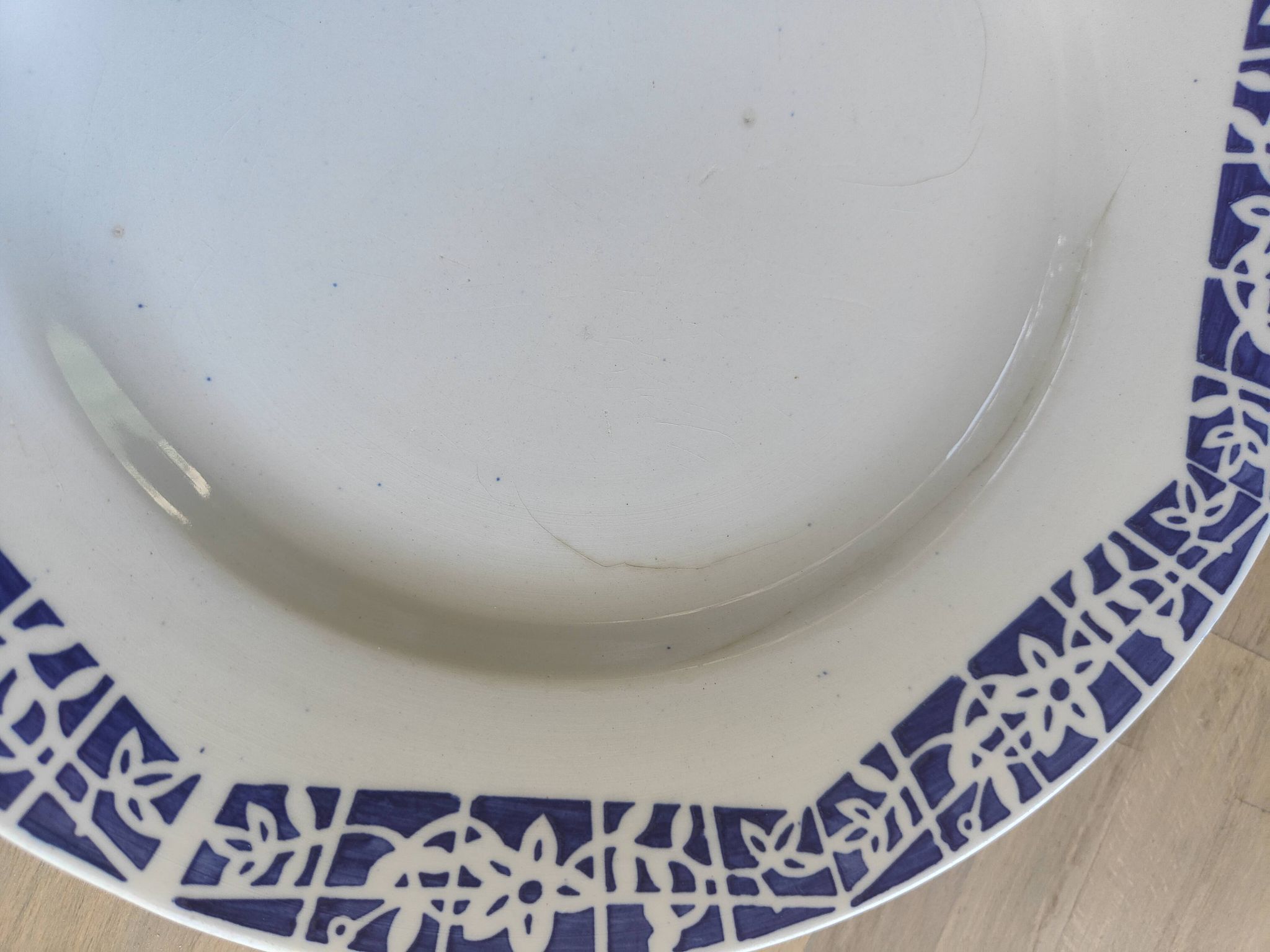 Set of 3 iron earth flat plates Faïencerie Niderviller. Blue and white “Art Deco” decor.