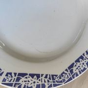Set of 3 iron earth flat plates Faïencerie Niderviller. Blue and white “Art Deco” decor.
