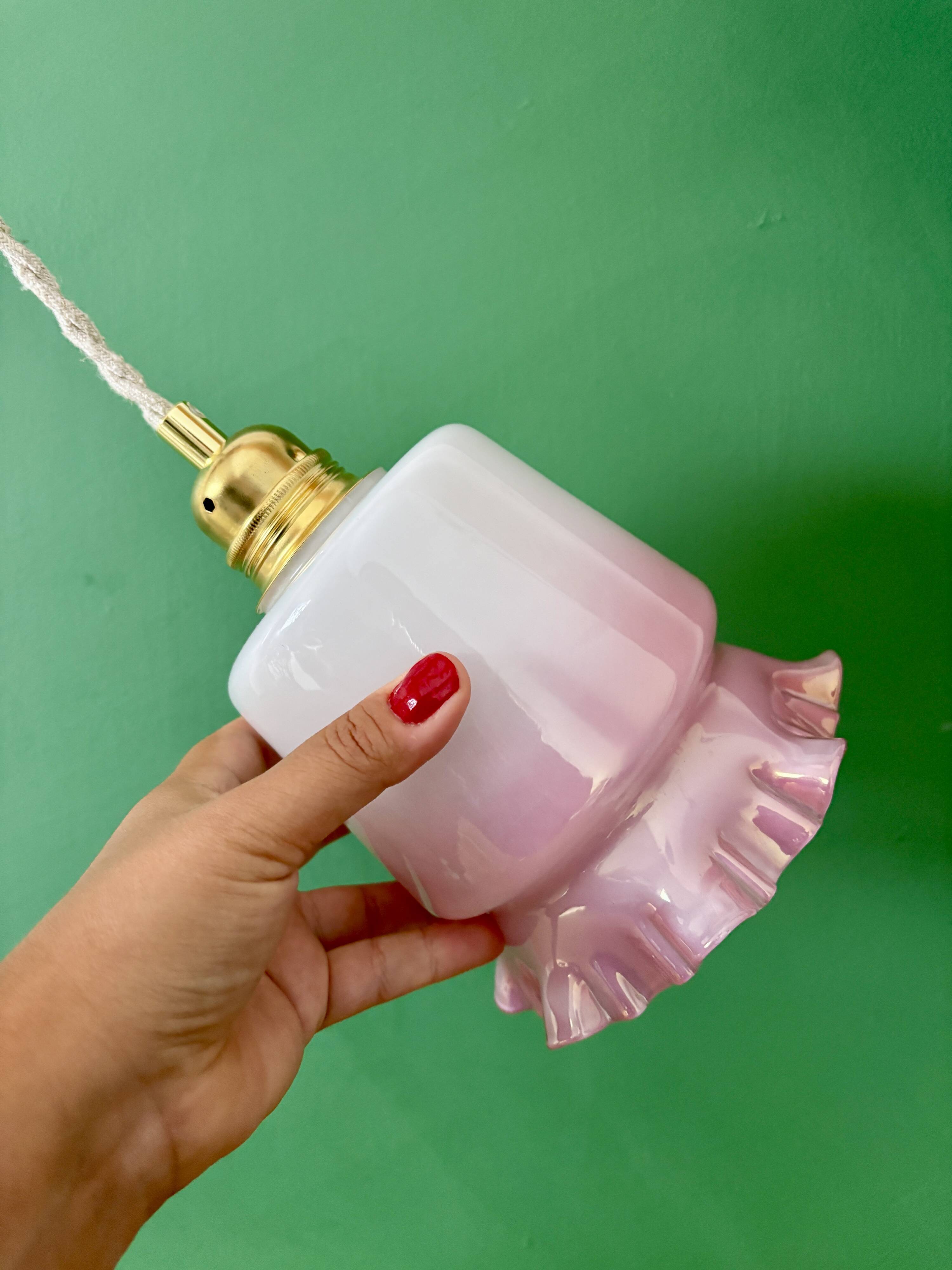 Suspension globe vintage en opaline blanche et rose