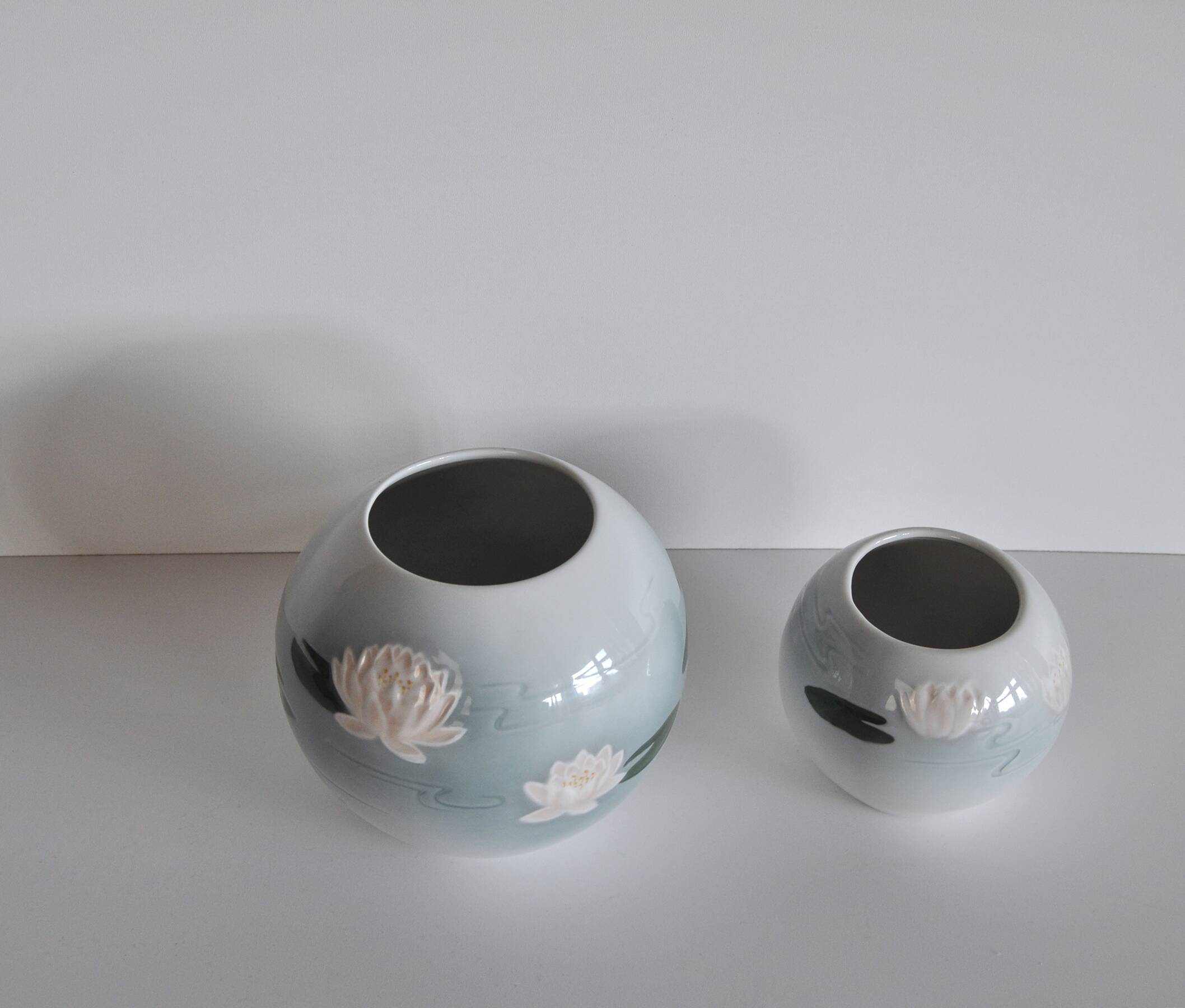 Vases de Bing & Grøndahl de la série Nénuphar, début du 20e siècle.