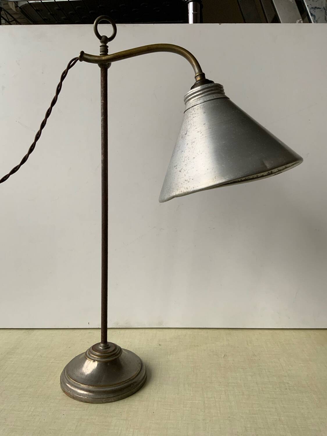 Desk lamp