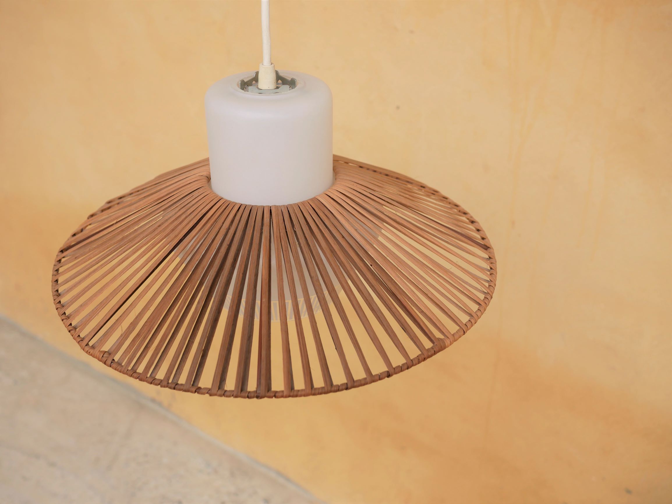 Suspension vintage en verre et en rotin