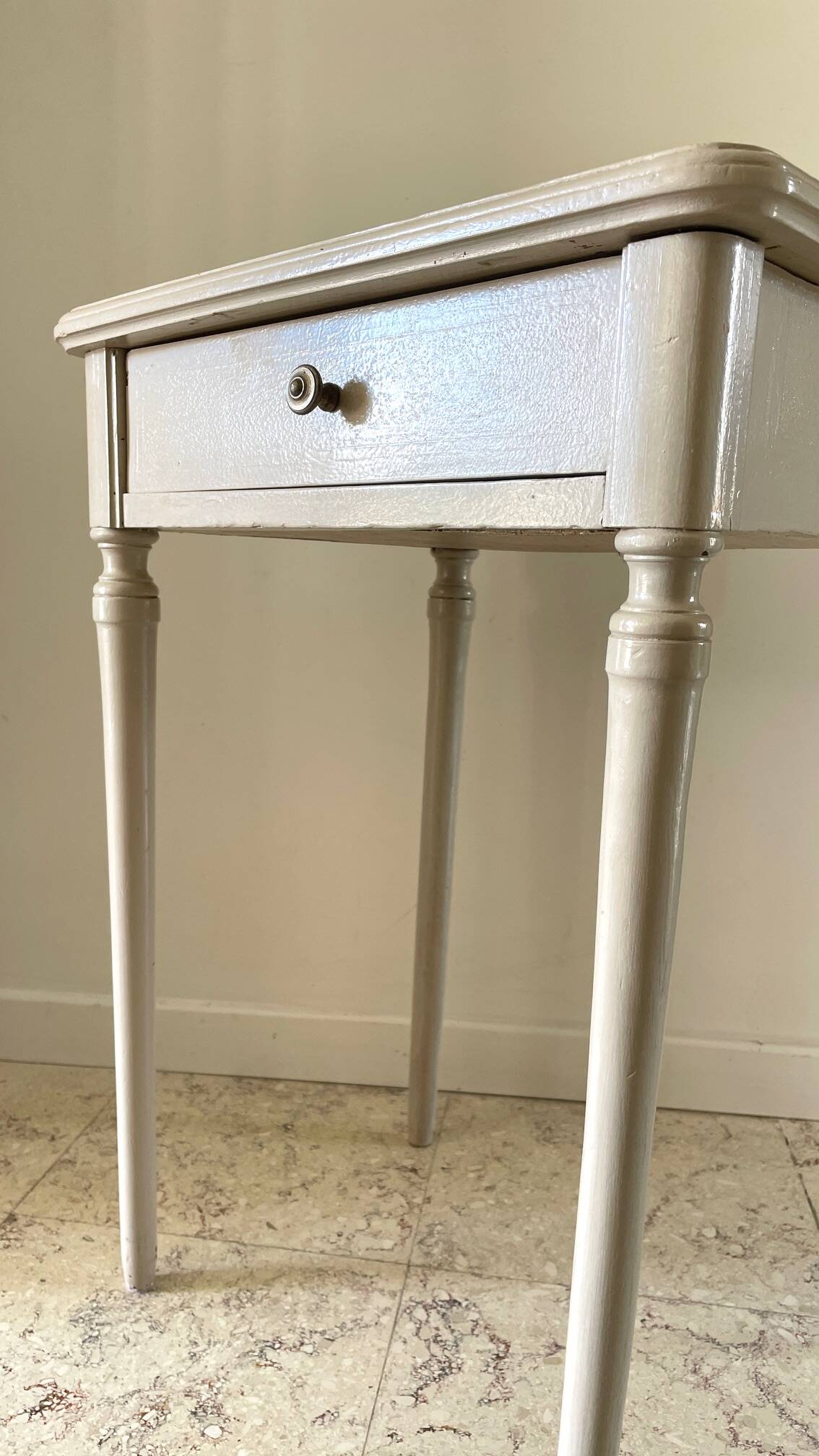 Antique bedside table with 1 drawer