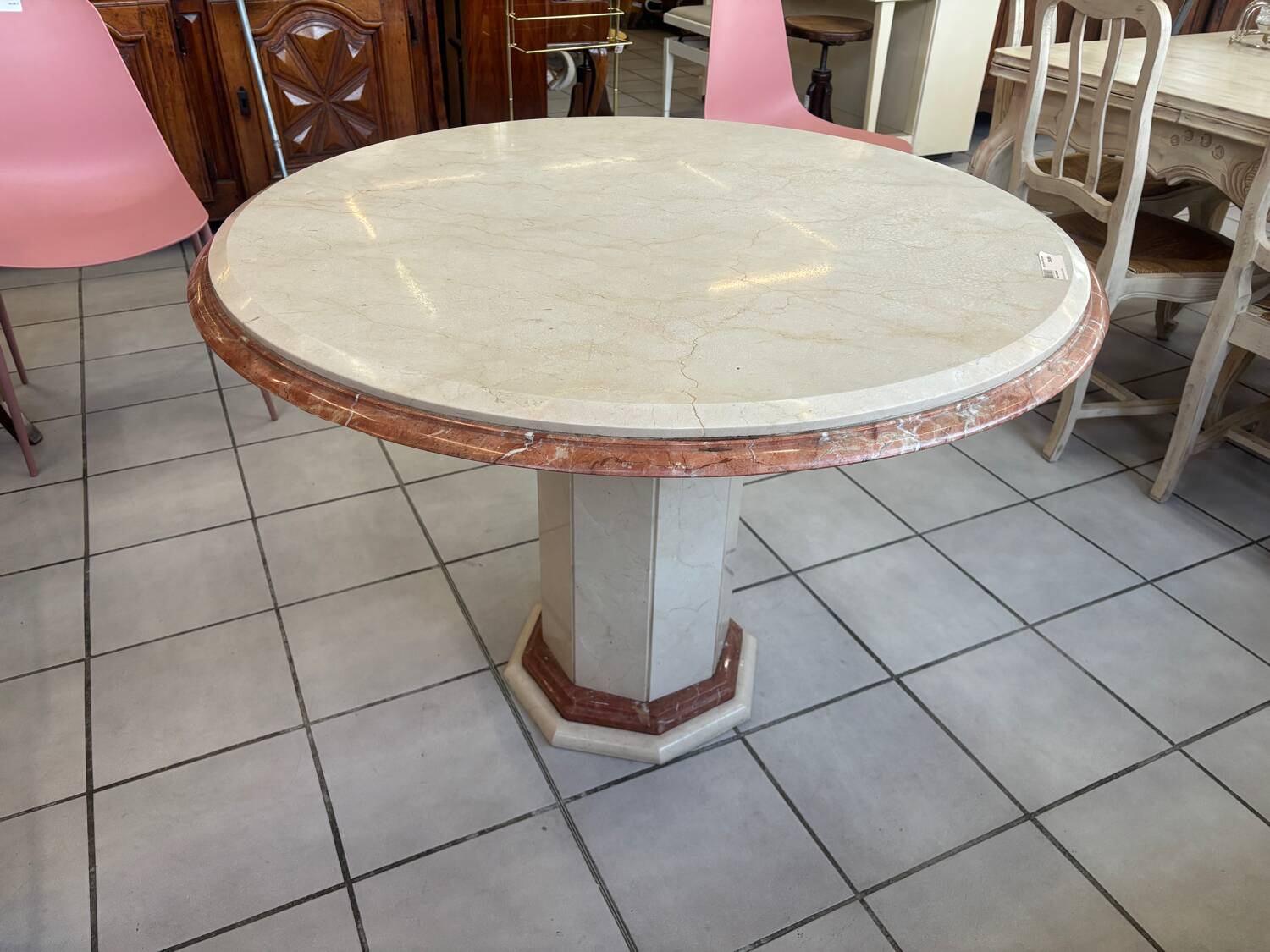 Round table in white marble