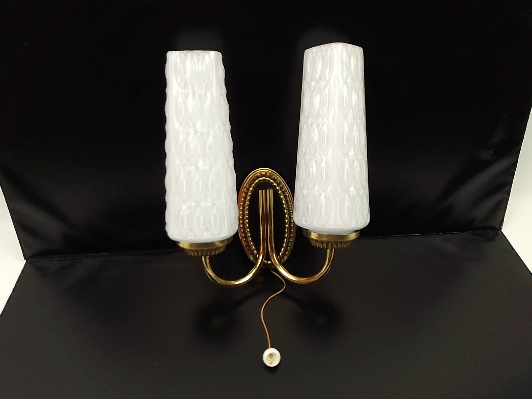Vintage wall lamp 2 branches in white and brass glass