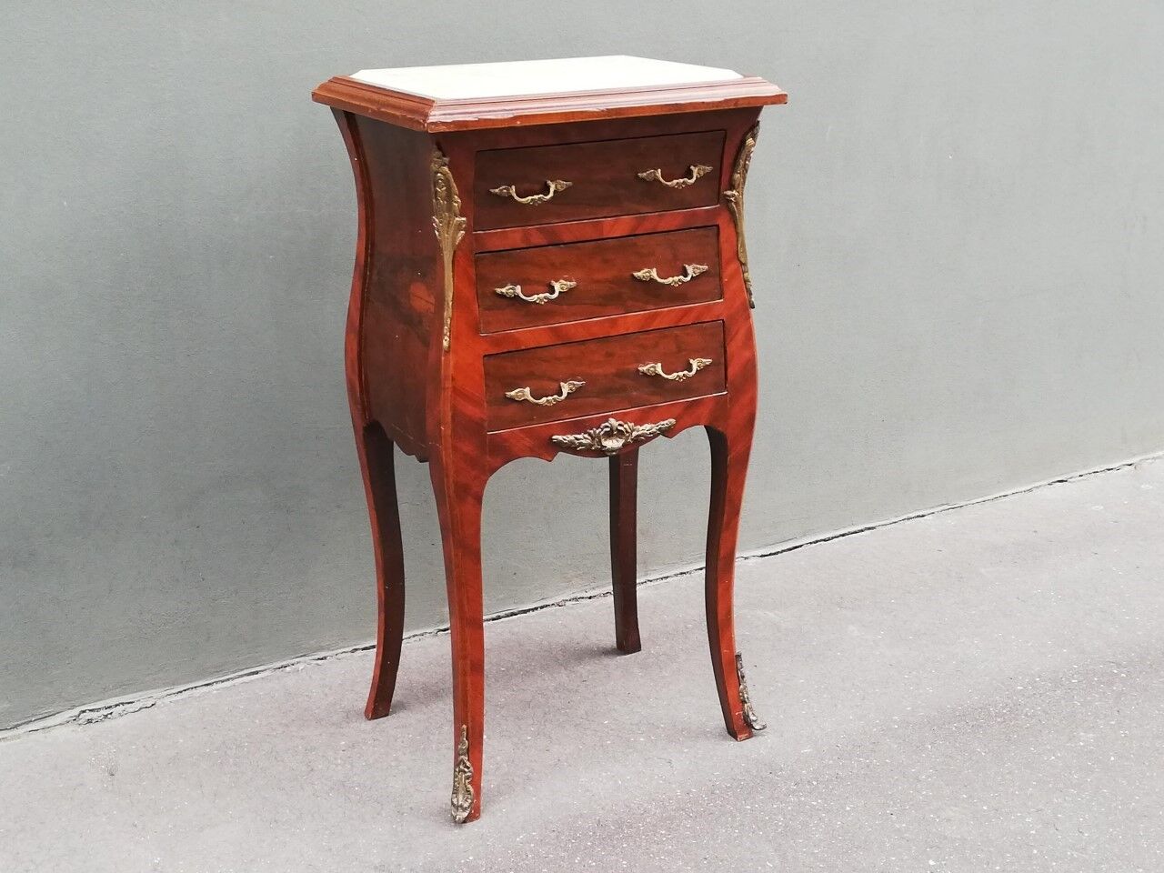 Table de nuit de style louis xv