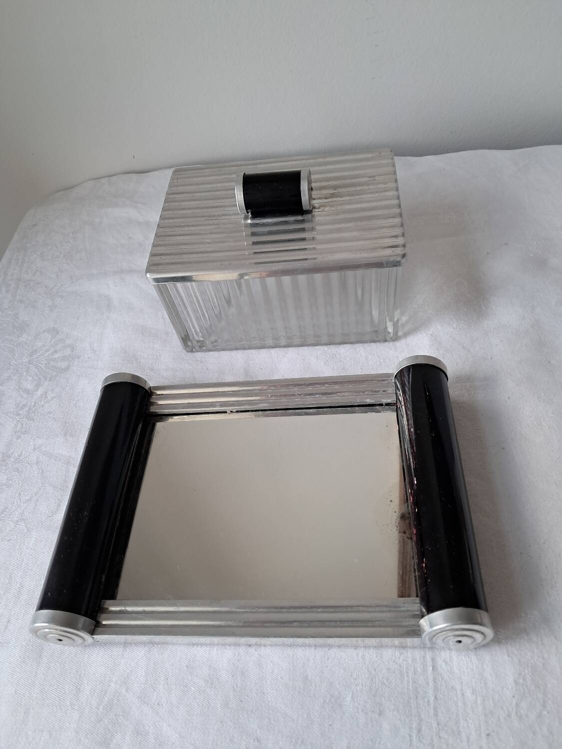 Biscuit tin on its mirrored tray, 1920