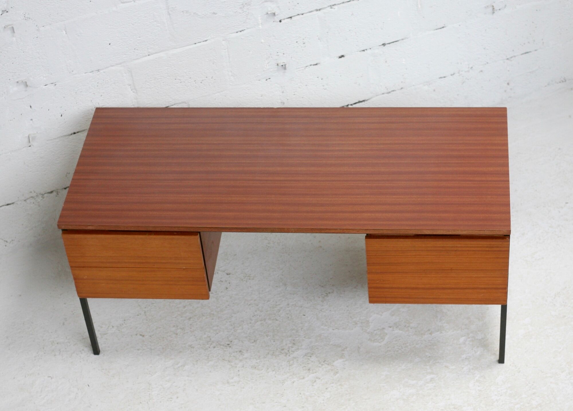 Desk 620 by Pierre guariche, Huchers Minvielle, France, circa 1955