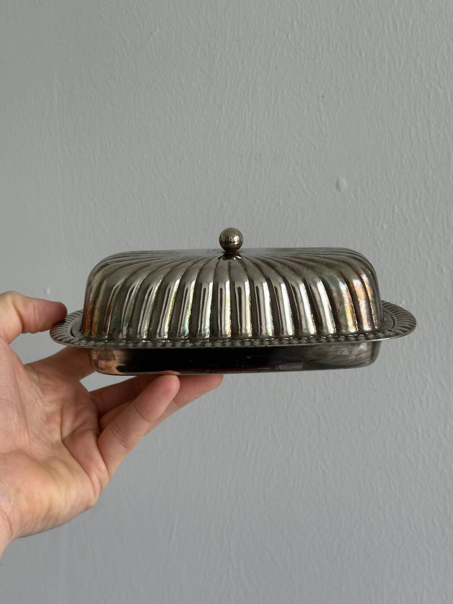 Old English butter dish in silver-plated metal and chiseled crystal.