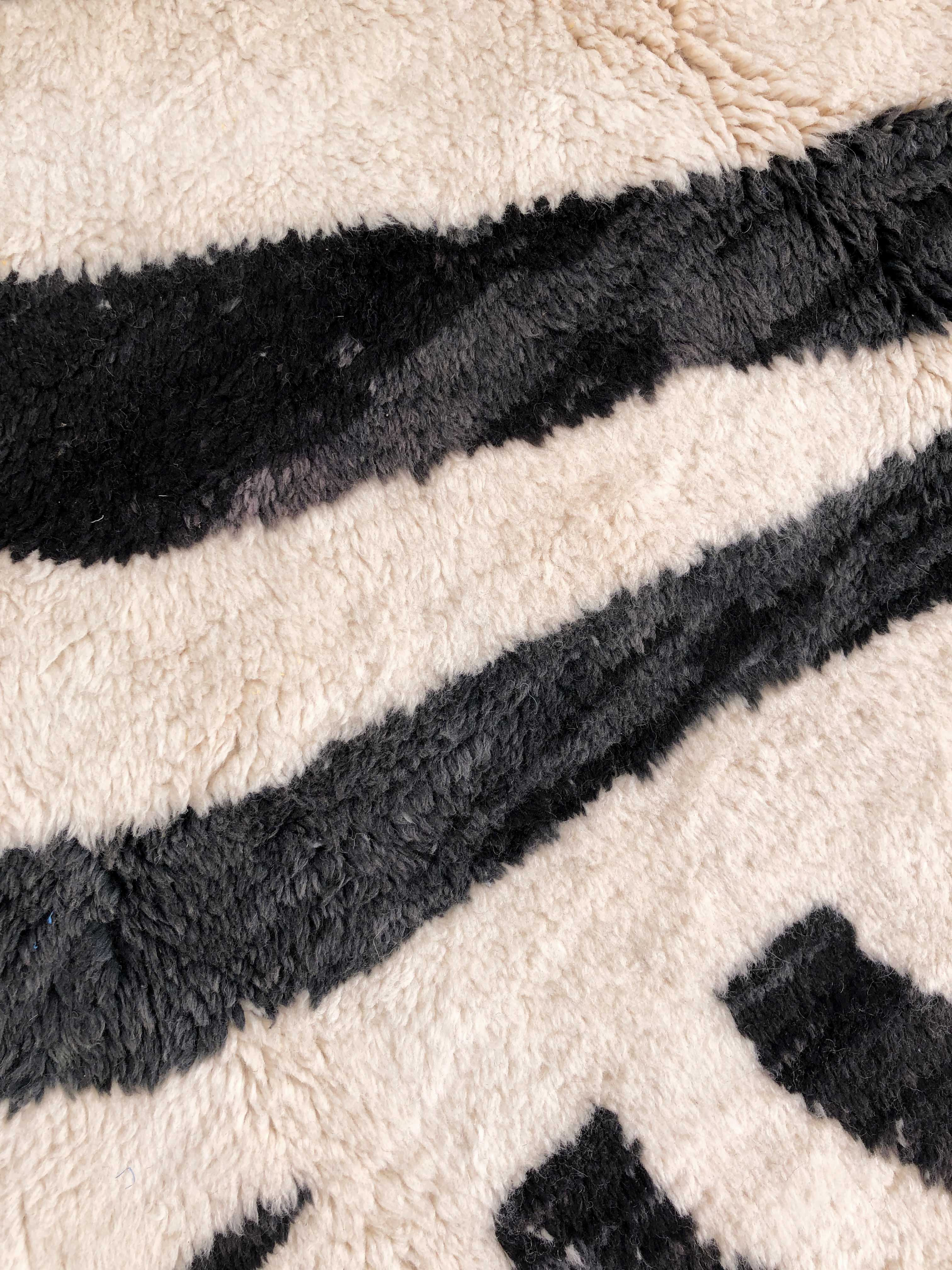 Moroccan berber carpet m'rirt ecru and black 3,43x2,39m