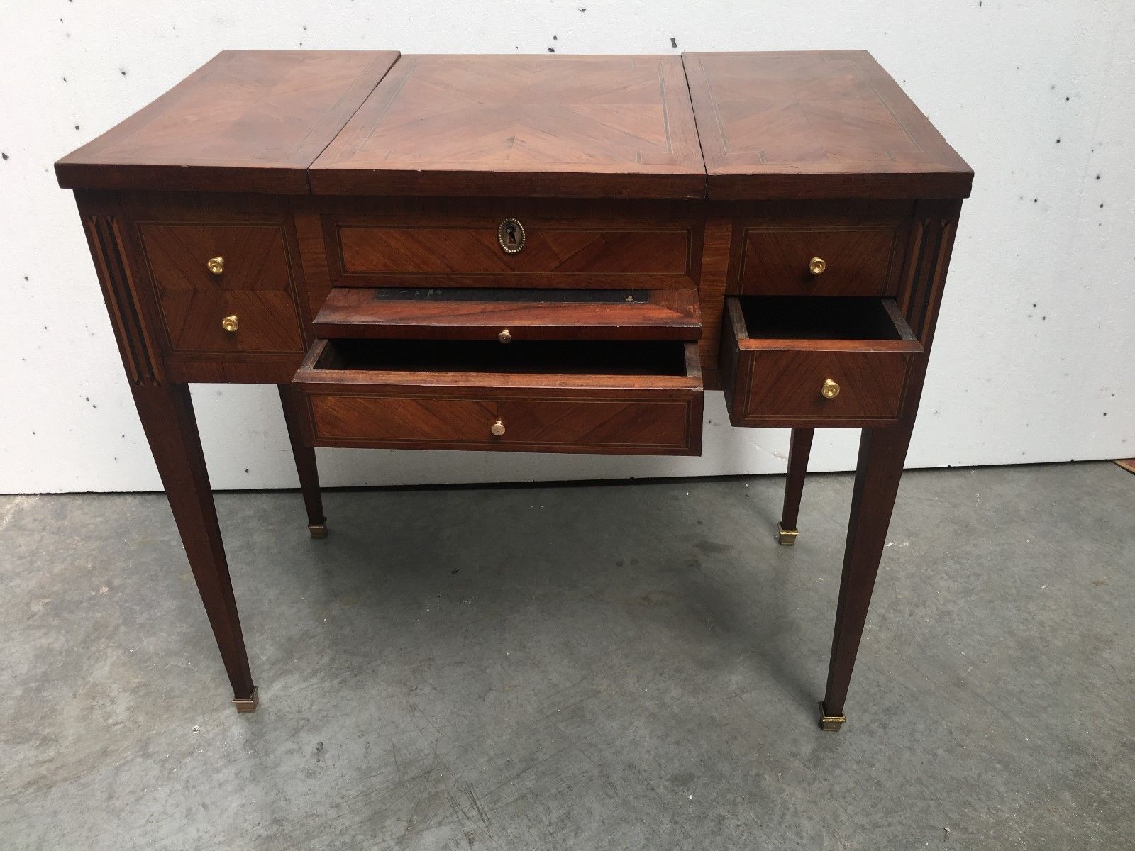 Louis XVI style powder