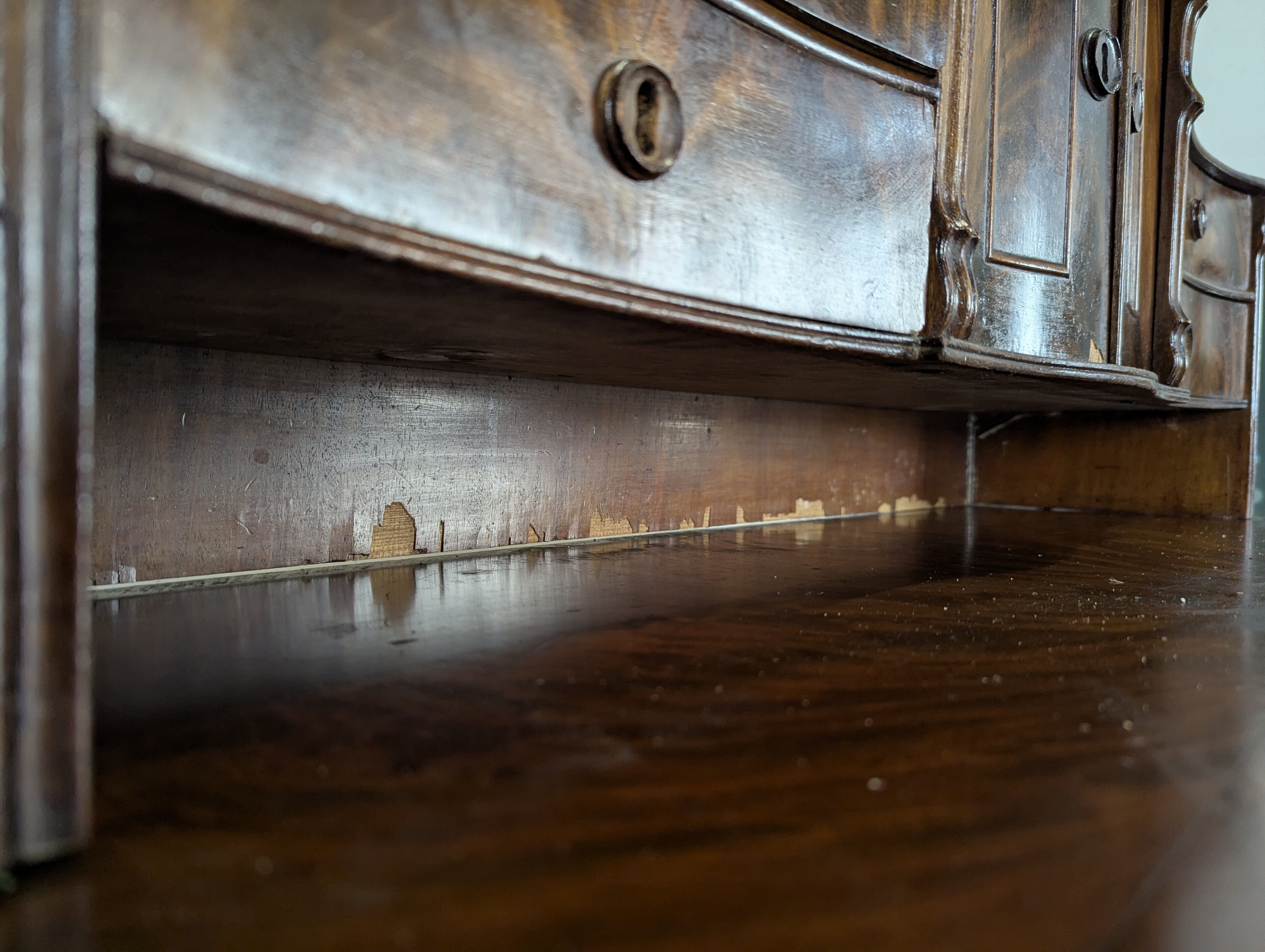 Small happiness desk of the day in mahogany