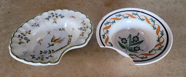 Deux plats a barbe anciennes en faïence décorée, peintes à la main