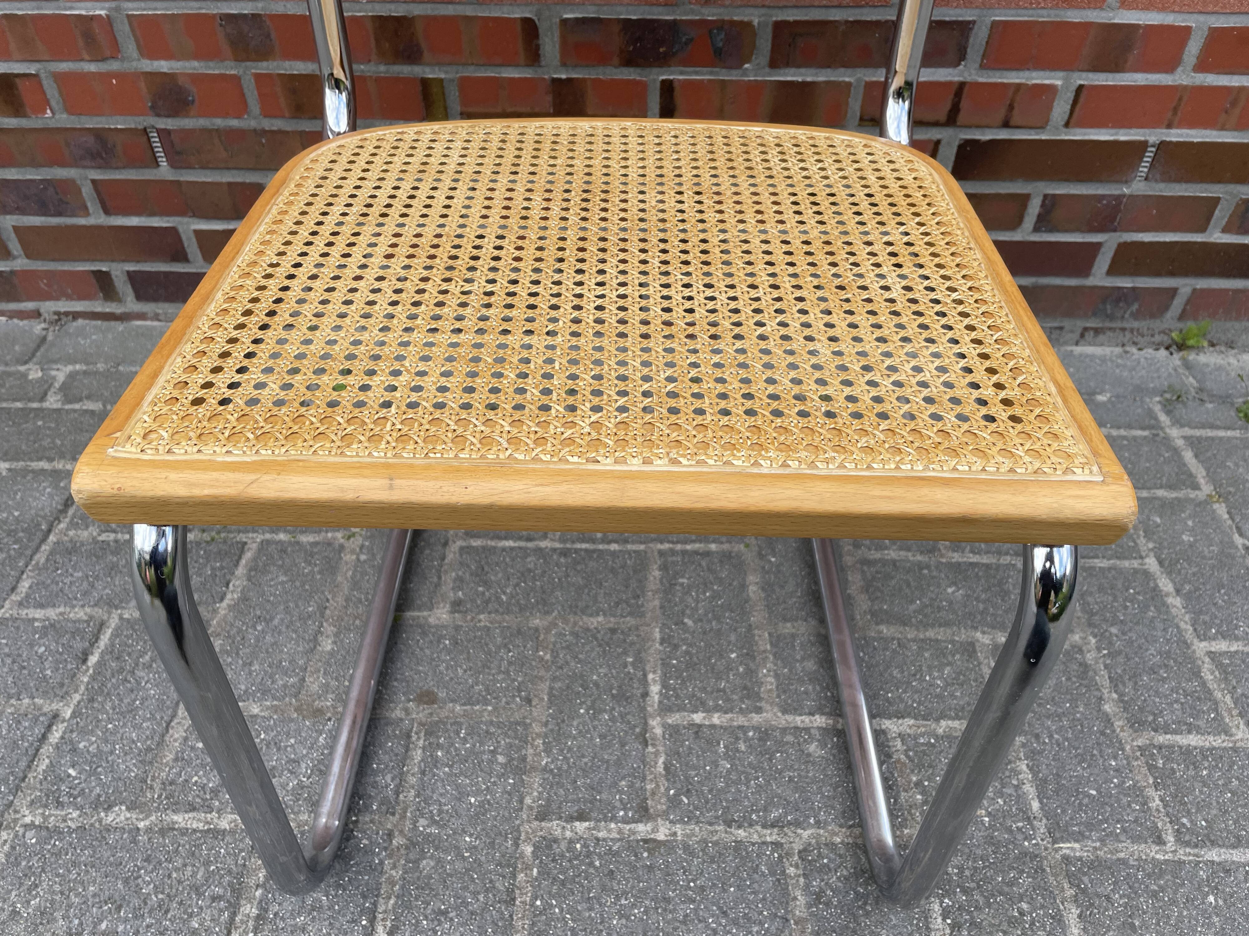 Ensemble de 4 Chaises vintage modèle Cesca B32 en chrome et bois