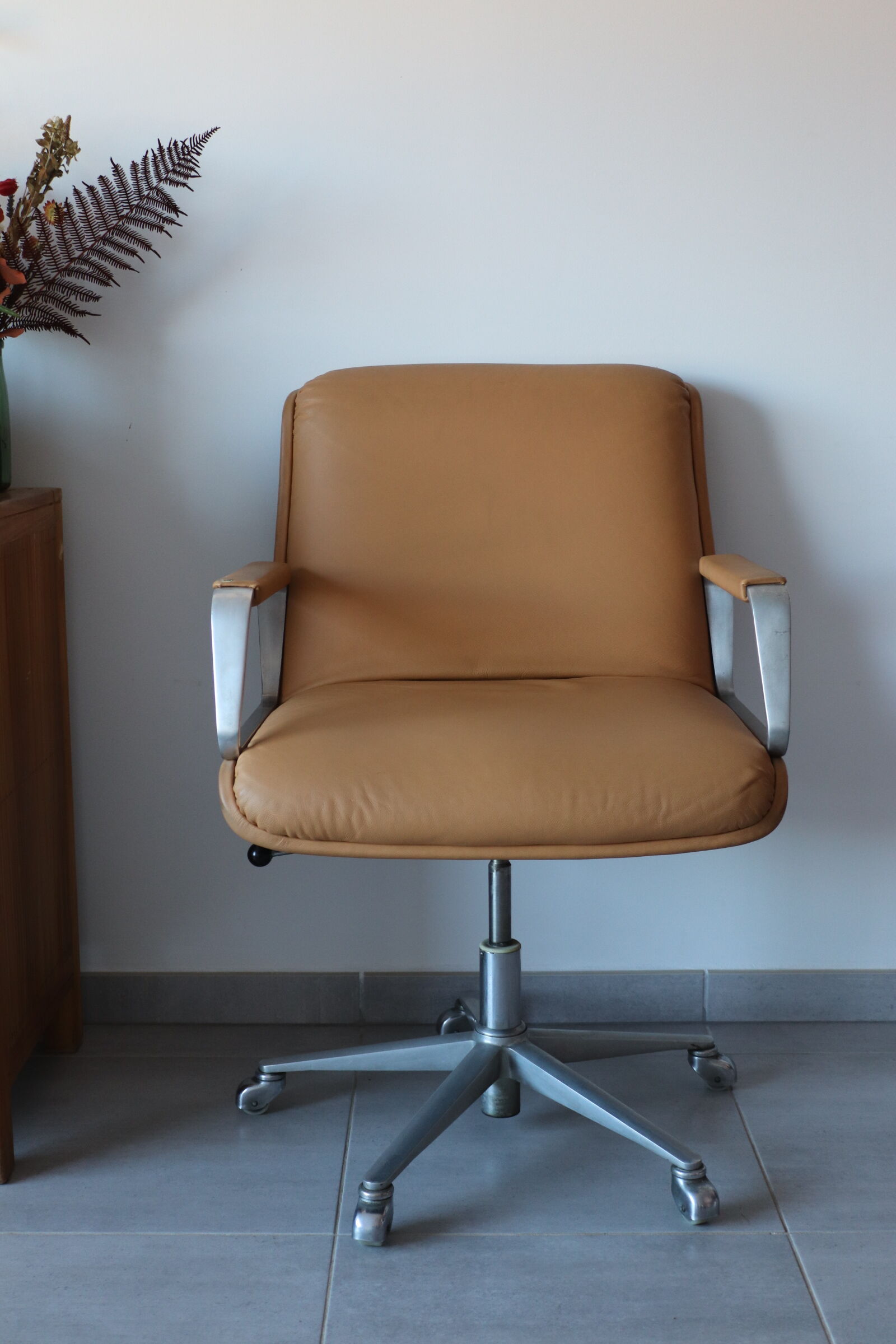 Delta 2000 Wilkhahn armchair in camel leather