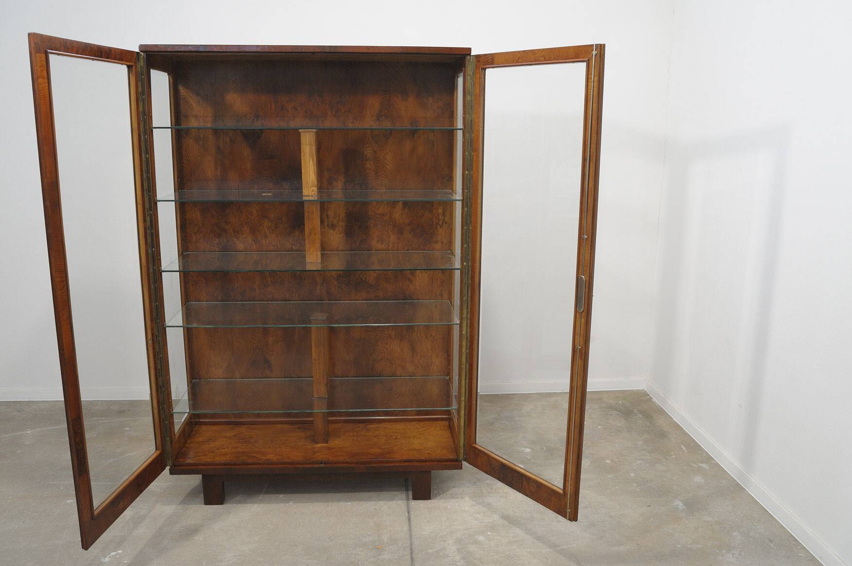 Vitrine fonctionnaliste art deco, années 1930, tchécoslovaquie