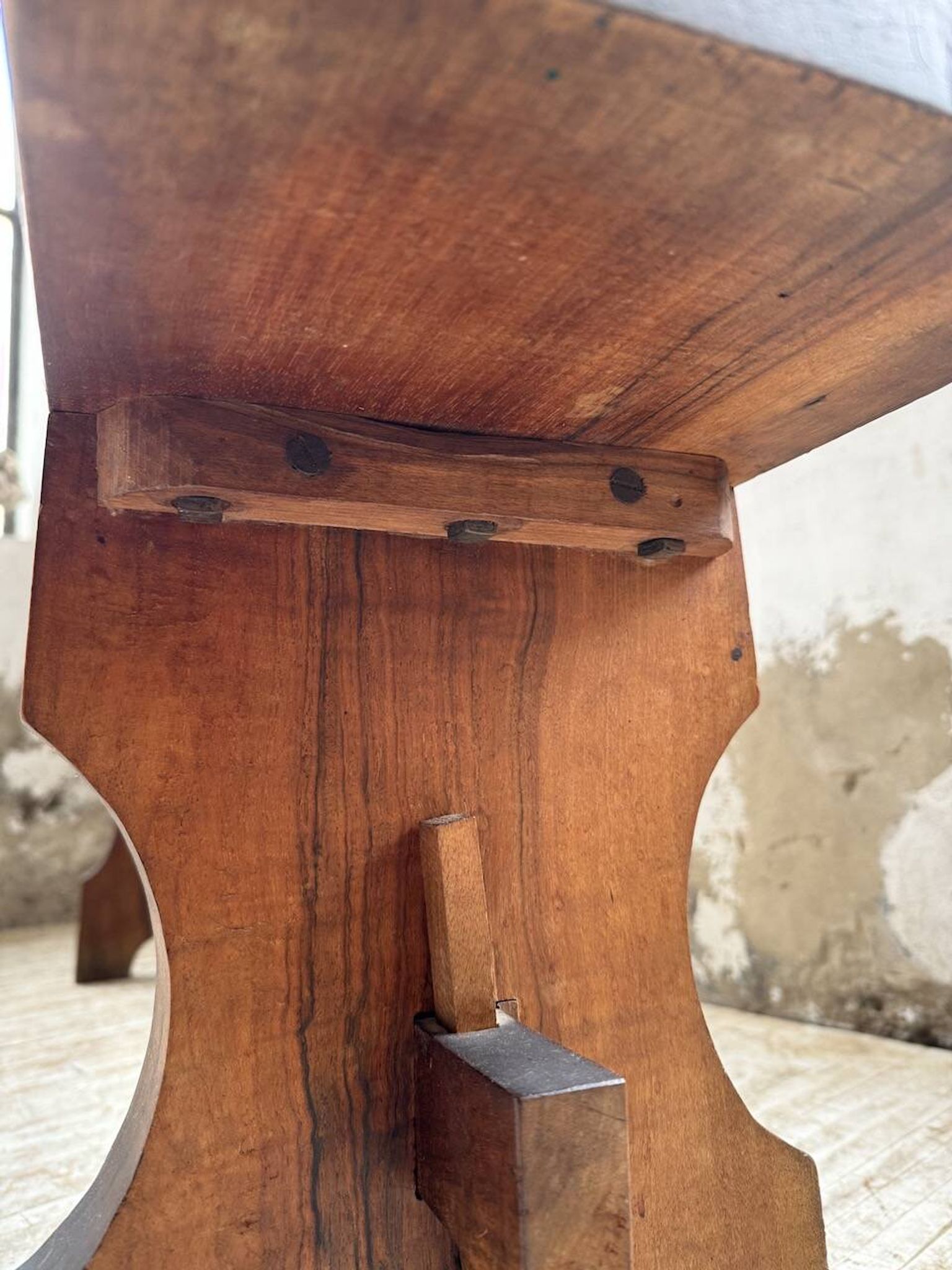 Paire de bancs noyer 1900