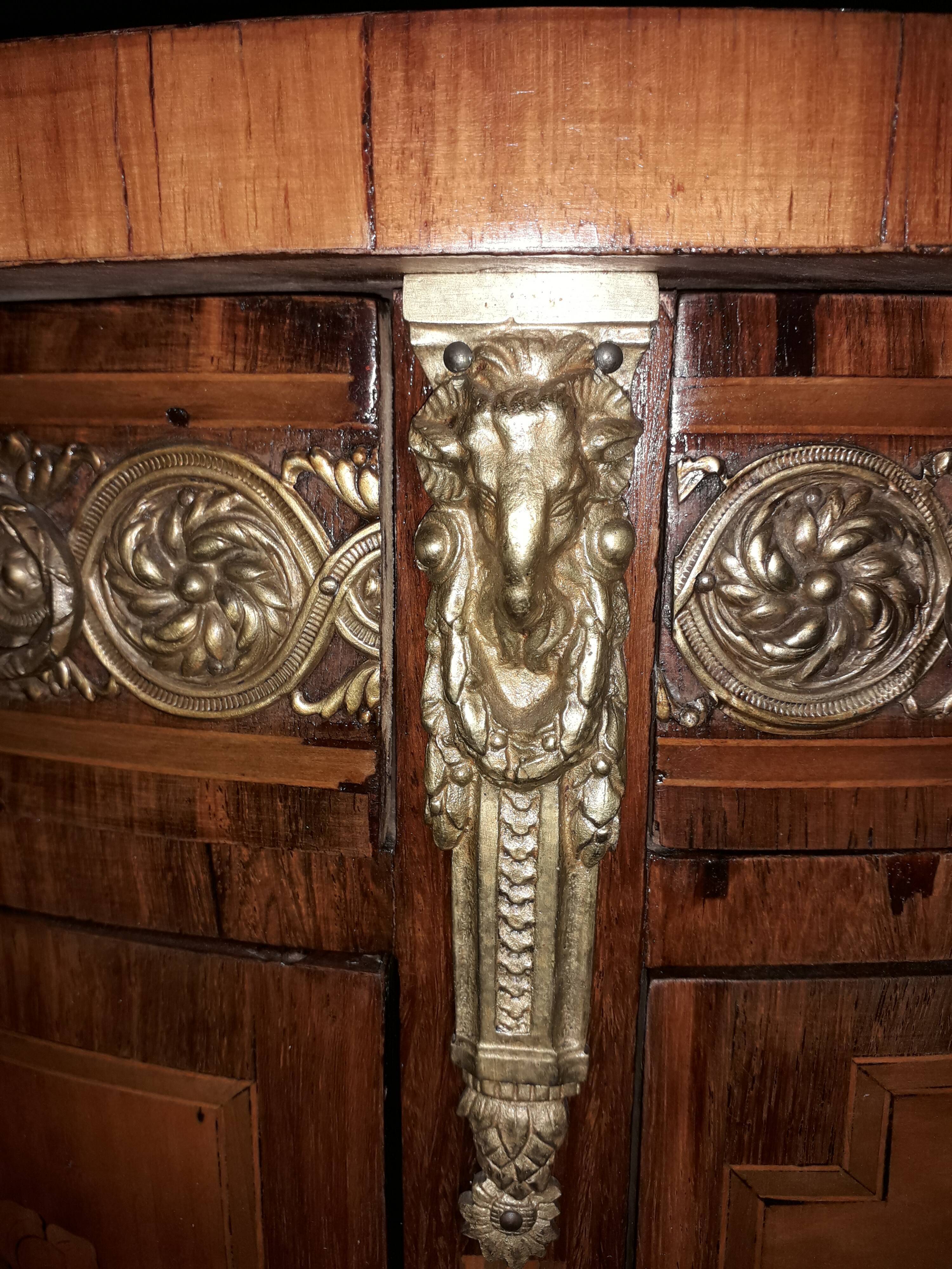 Commode demi-lune en marquetterie