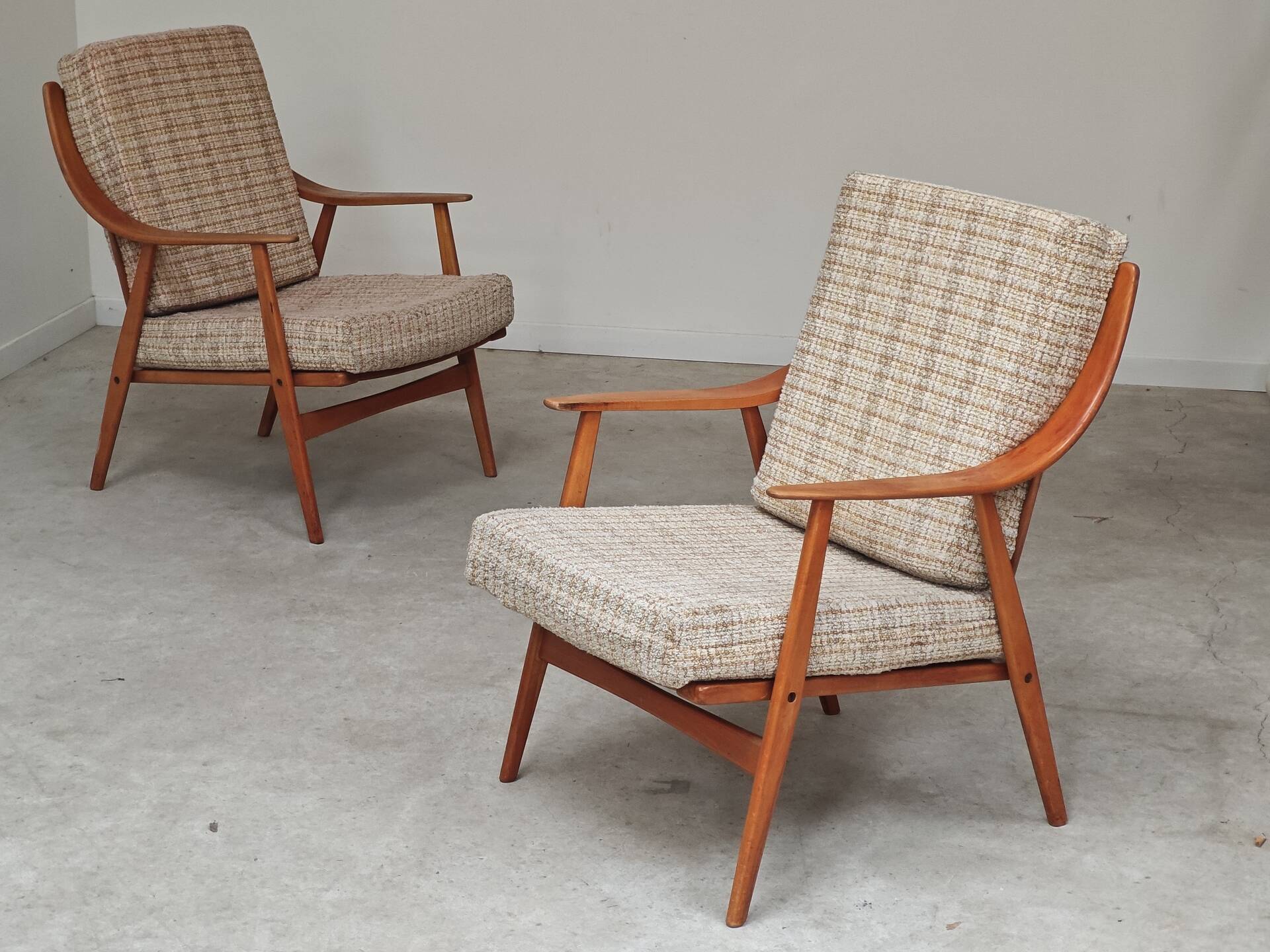 Pair of Boomerang-style armchairs in ecru beige fabric, 1960s.