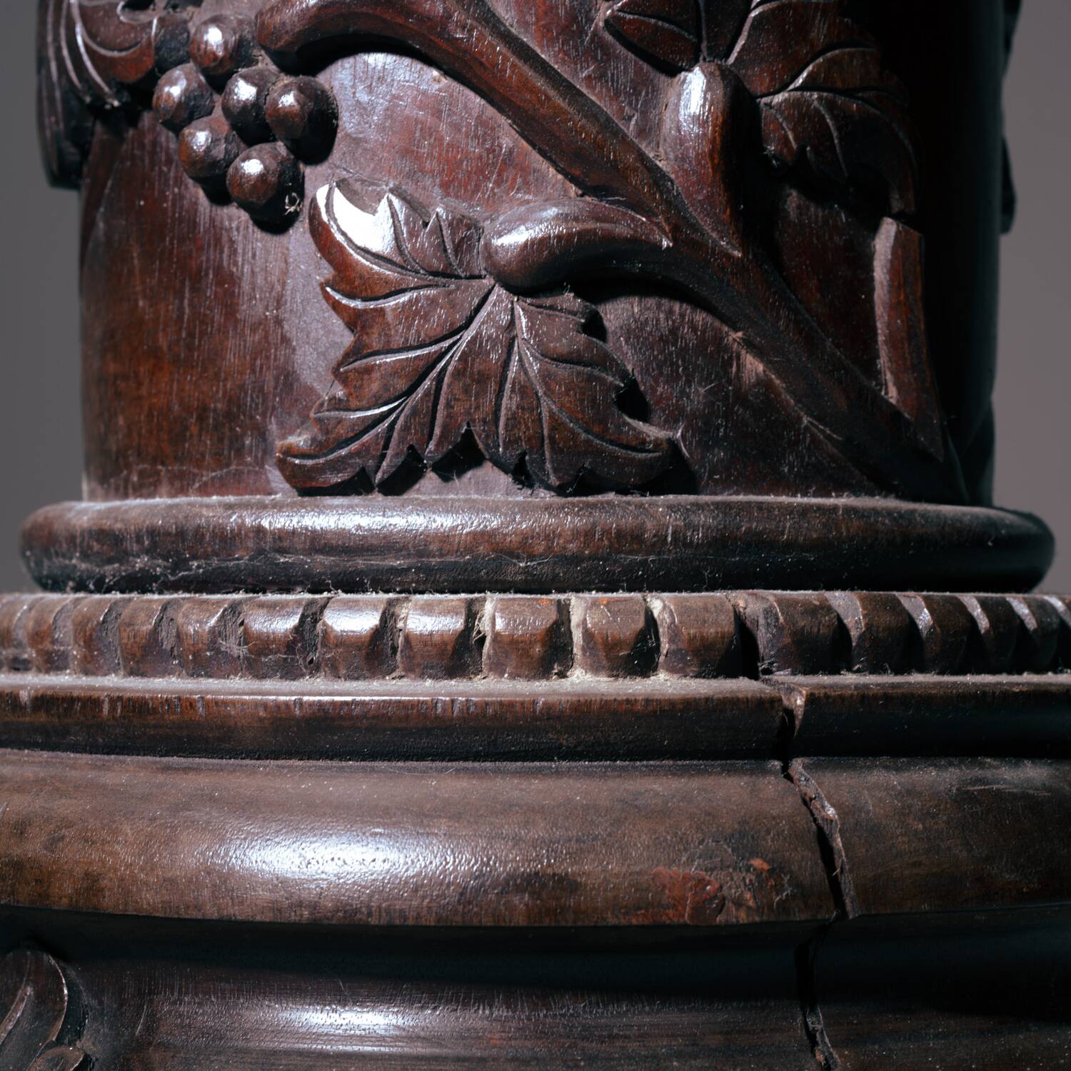 2 piédestaux en bois avec motif de vigne sculpté à la main, France années 1950