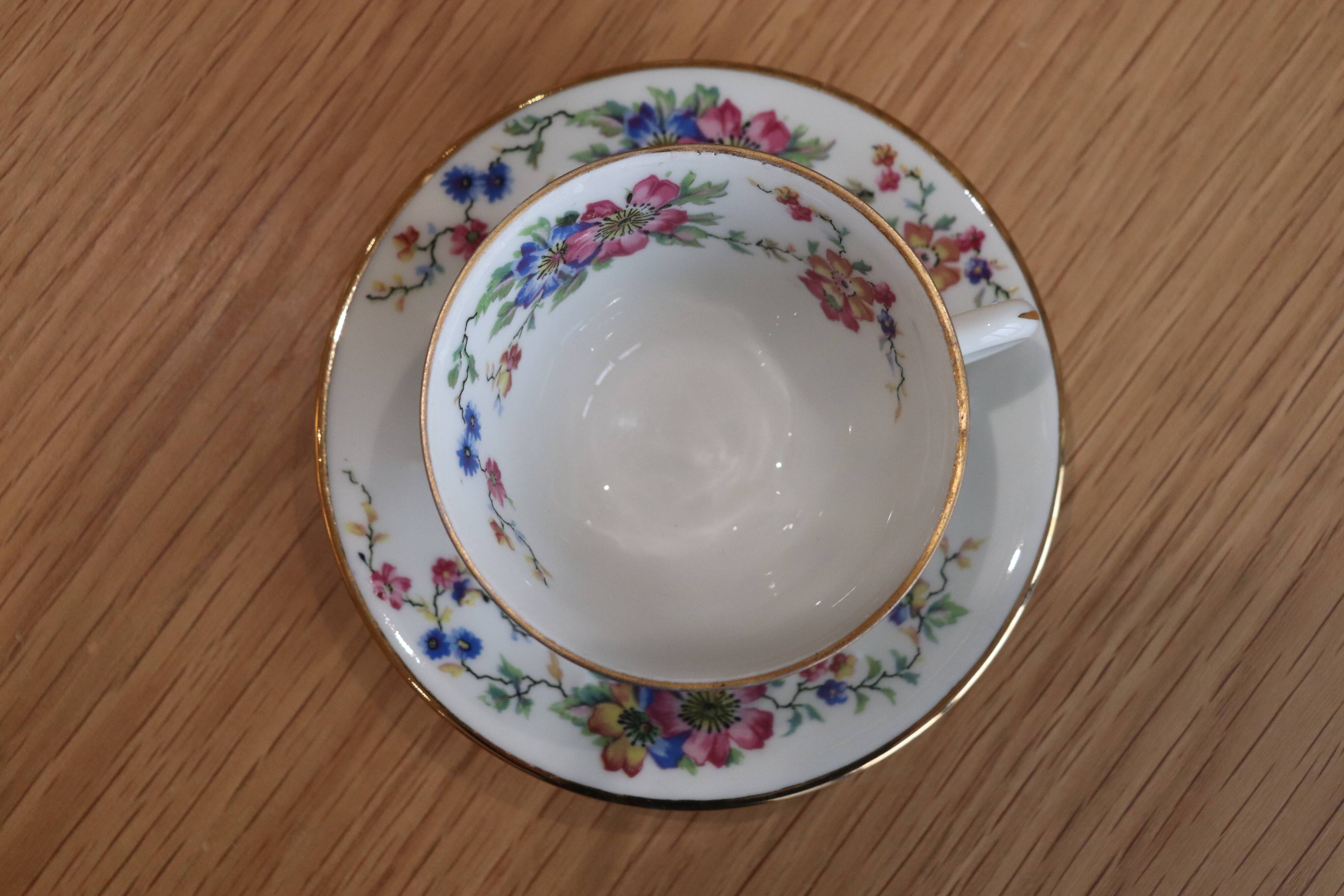 Coffee and tea service in Limoges porcelain with anemone flower pattern and gilding.