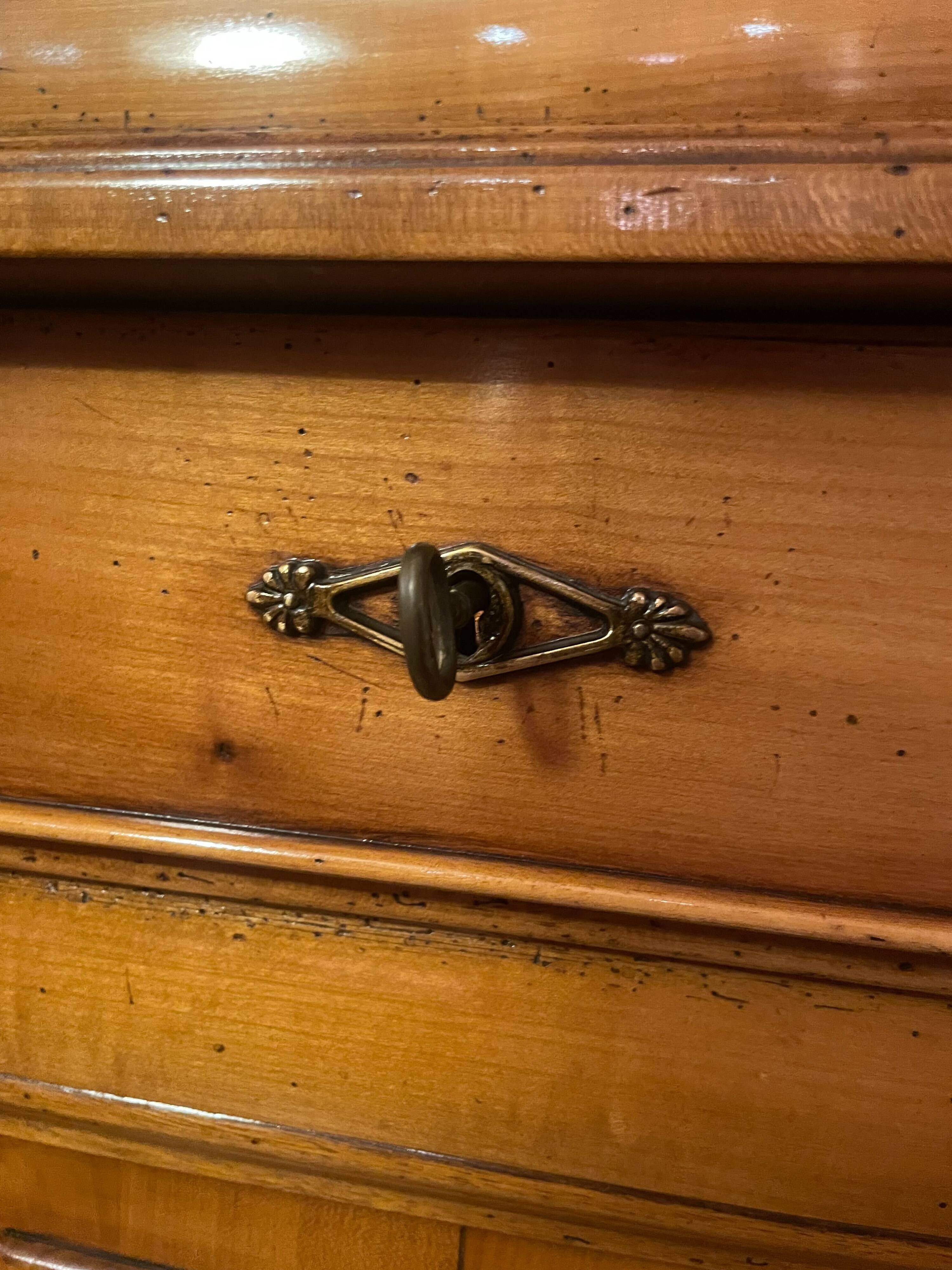 Solid wood dresser – classic style – very good condition