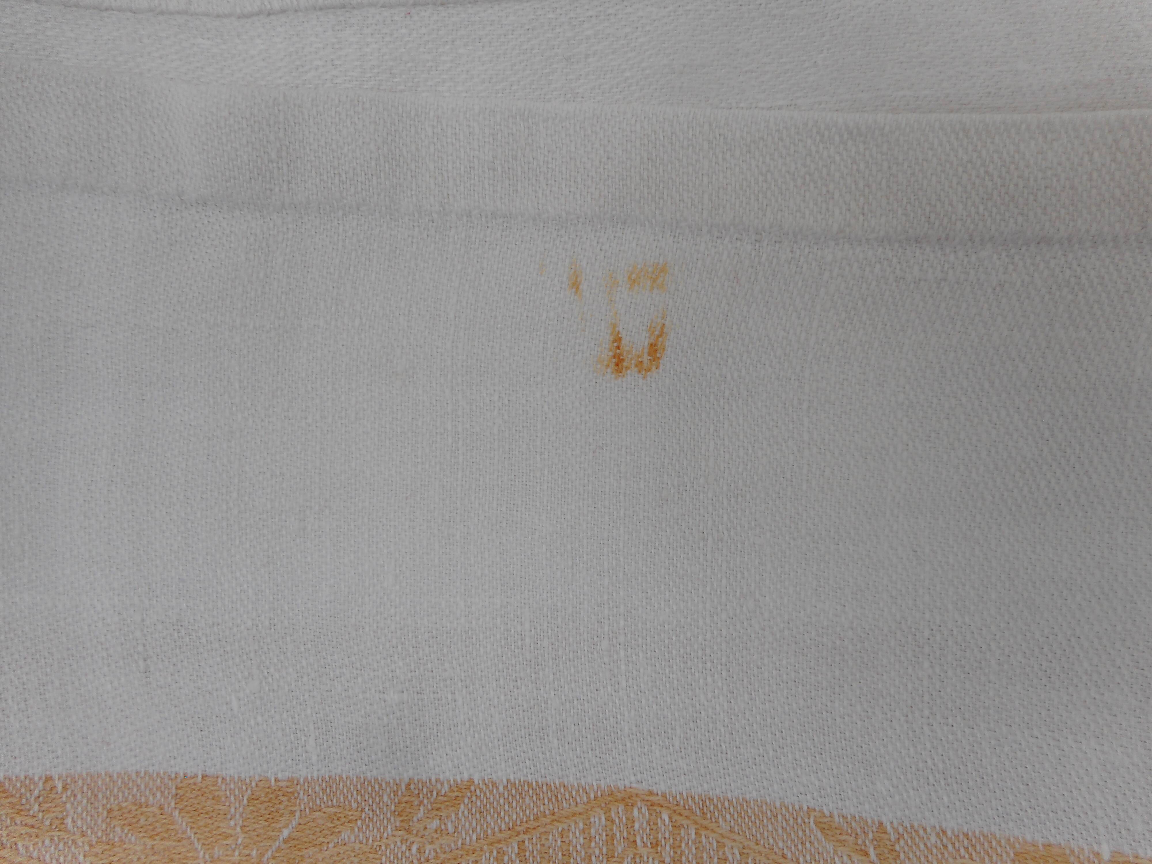 Nappe damassée bande rouge