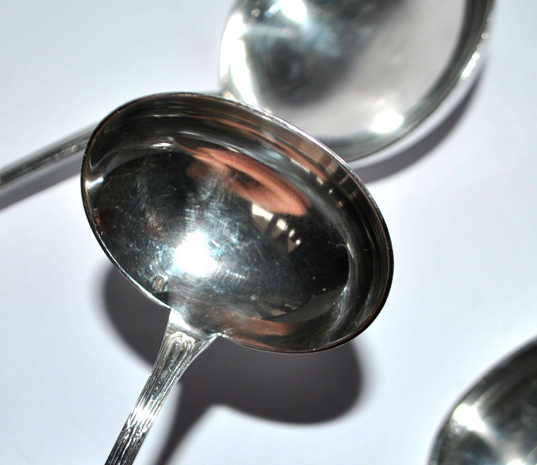 3 cuillères à sauce et louche Rubans croisés nœuds en métal argenté Reneka